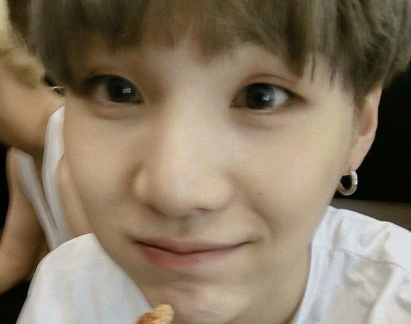 MYoongicafes's tweet photo. Yoongi y yo somos uno mismo (llegue un poco tarde) 
 #ARMYSelcaDay #ARSDSelcaDay #ARSD @BTS_twt https://t.co/poxXPGM5q6
