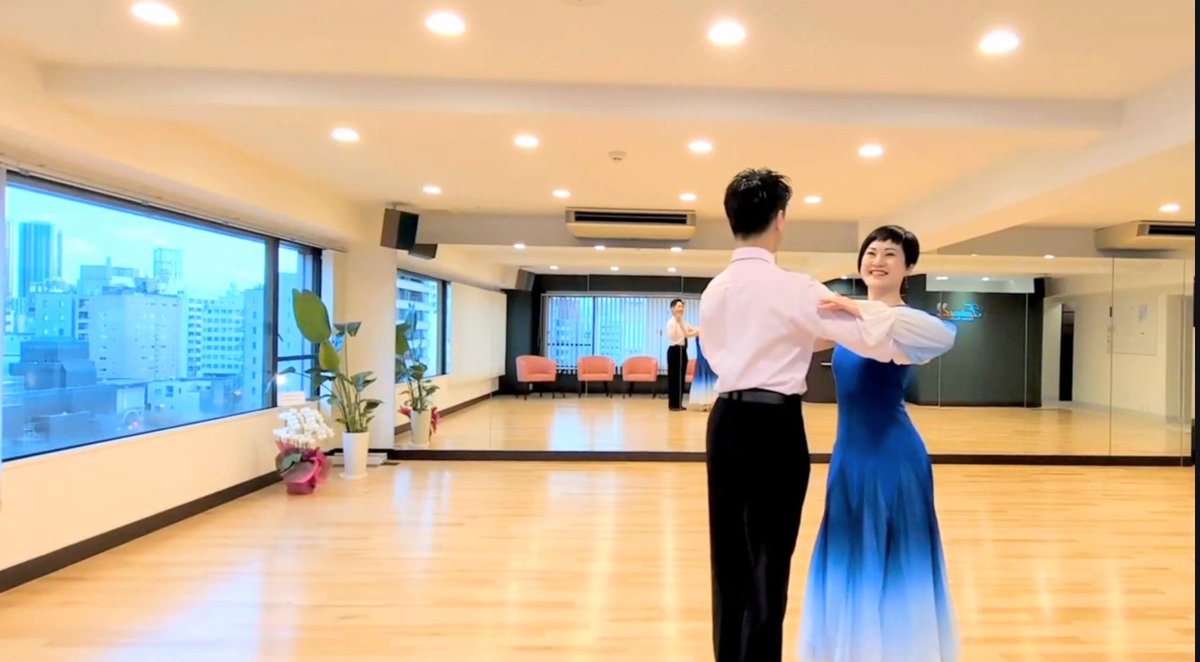 DanceFontana's tweet photo. いつでも美しさに戻れる
「スイッチ」を。

​社交ダンスの恩恵は
自分の意志で美しい姿勢に戻れること。

ダンス以外の大切なお仕事やドレスアップする場面で
「今、スイッチを入れよう」と思った瞬間、すっときれいな姿勢になれる。

無理のない整え方を身体が知っていることは、心強い味方です。 https://t.co/NT6kqI7wYd