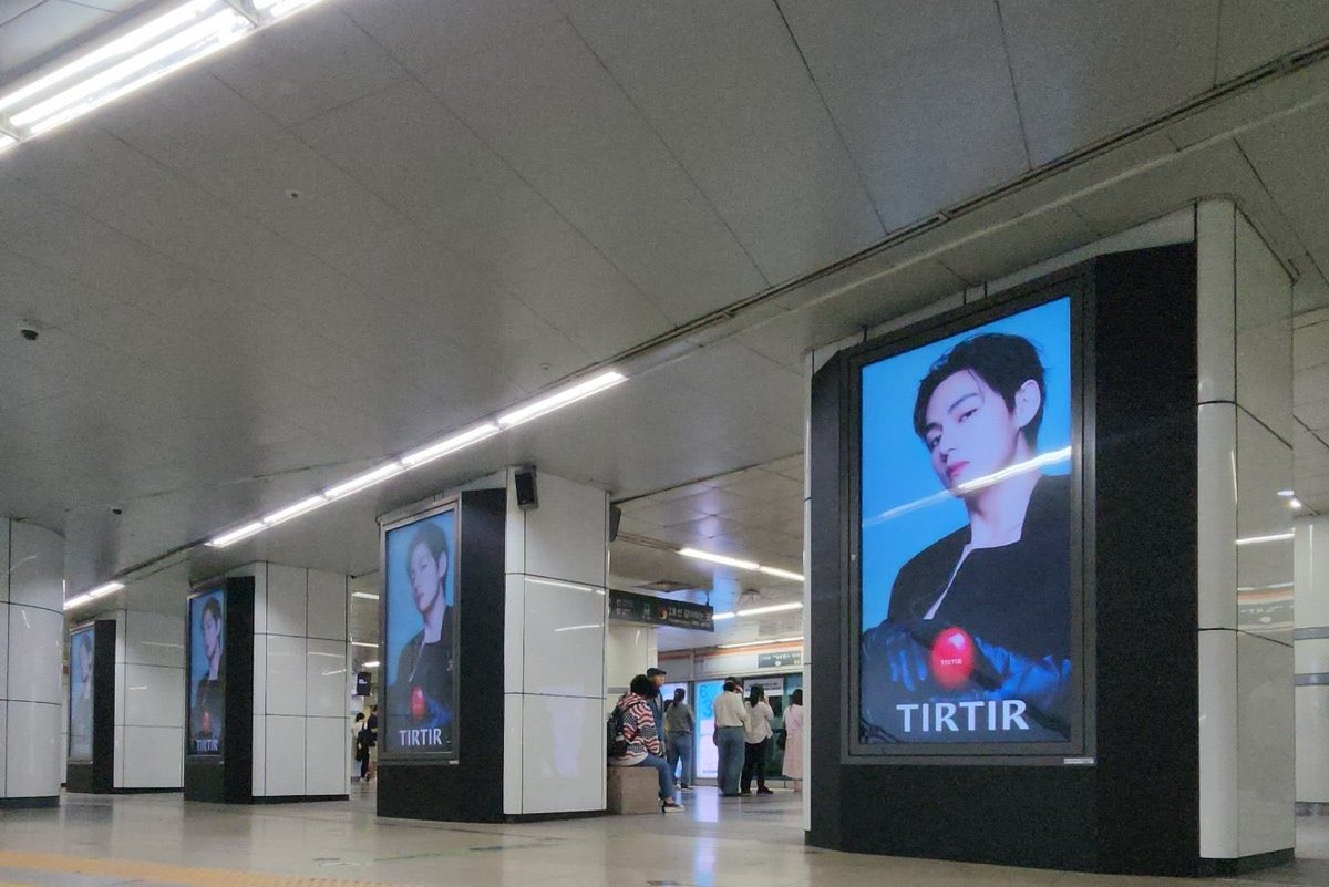 vote4kths's tweet photo. Taehyung's TIRTIR ads are taking over Busan ahead of BTS concert!  From giant billboards to subway displays, his presence is everywhere, showing his incredible impact as TIRTIR's global ambassador.

#TaehyungxTIRTIR https://t.co/zIQrISGqXG