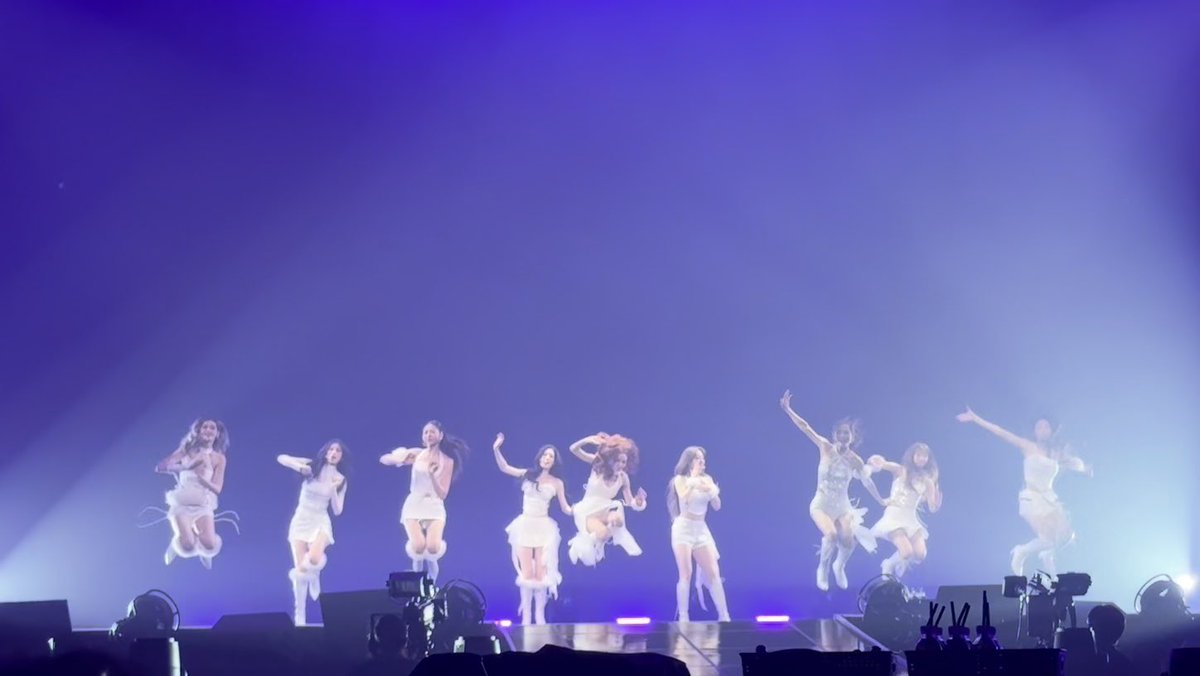 lsssesang's tweet photo. When introducing each girl’s killing part~

Chungha: what’s my killing part?
Yeonjung: unnie, at the end of Dream Girls💃🏻

🤣🤣🤣Chungha really jumped sooo high!!

#IOI #loopinseoul https://t.co/ZFXDeesSD2