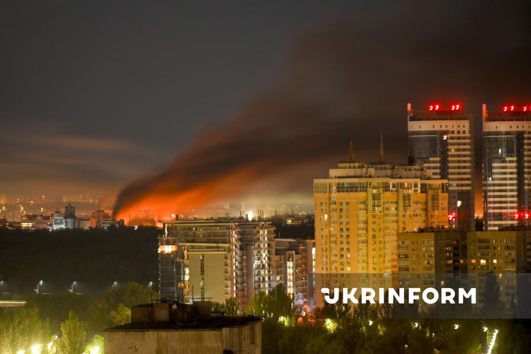 maria_avdv's tweet photo. Kyiv is burning. Four killed in Kyiv, six in Dnipro. Dozens injured. Homes, offices, and businesses hit.

How is Russia still able to terrorize European capital night after night while Ukraine is still asking for more air defense?

I have no words. https://t.co/TRtN9Brsz7