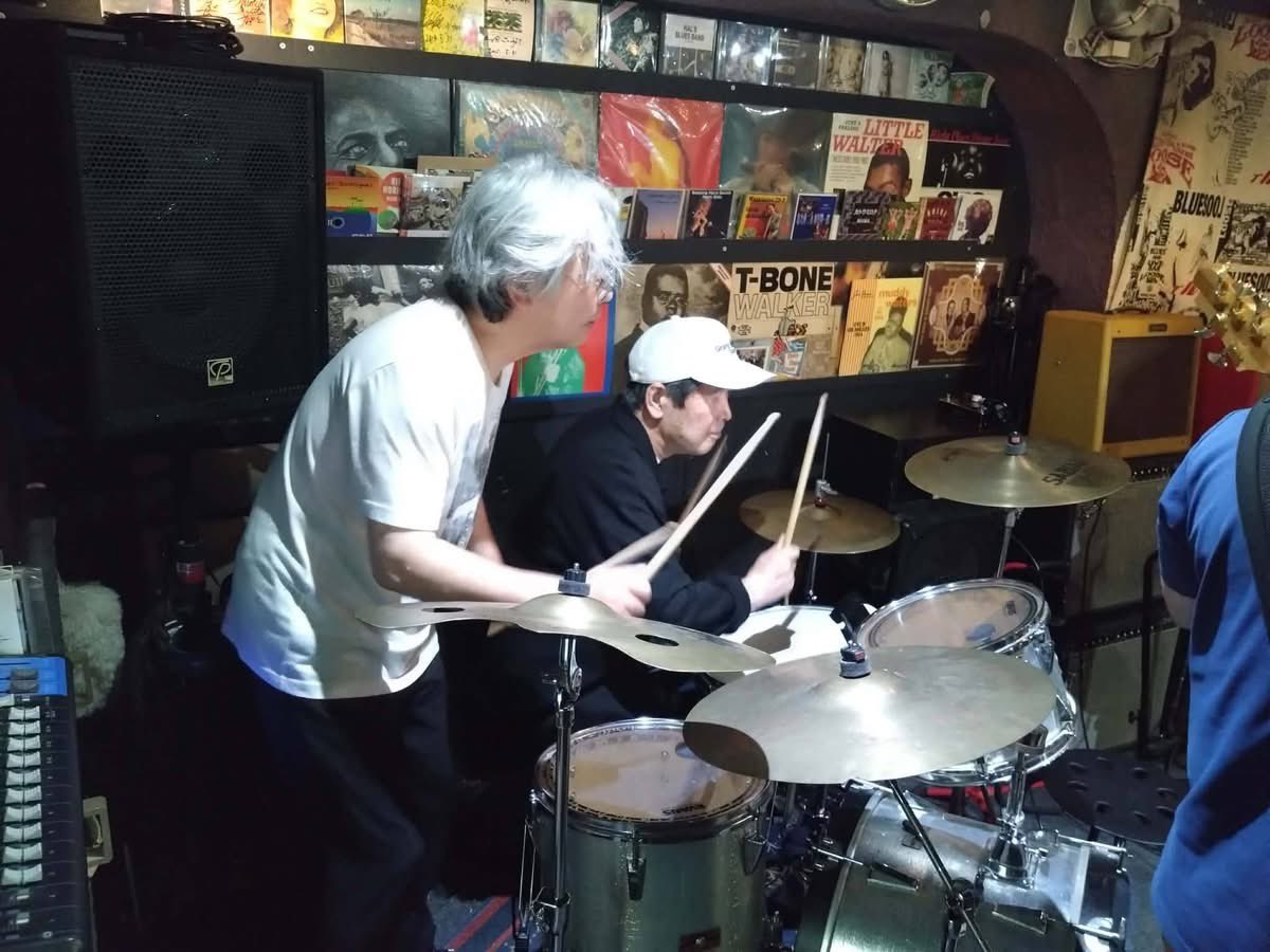 ketchy167's tweet photo. 初めてお邪魔させていただきました。庄内Looseさん。皐月BEN'sJAM Session 。ゲストに2日ぶりの共演ww安達久美さん。楽しすぎて 叩きまくって はっちゃけすぎましたww シャーセン！！　二人羽織ドラムもさせていただきましたww  皆様大変お世話になりました。ありがとうございました😊 https://t.co/7GWECEoWKD