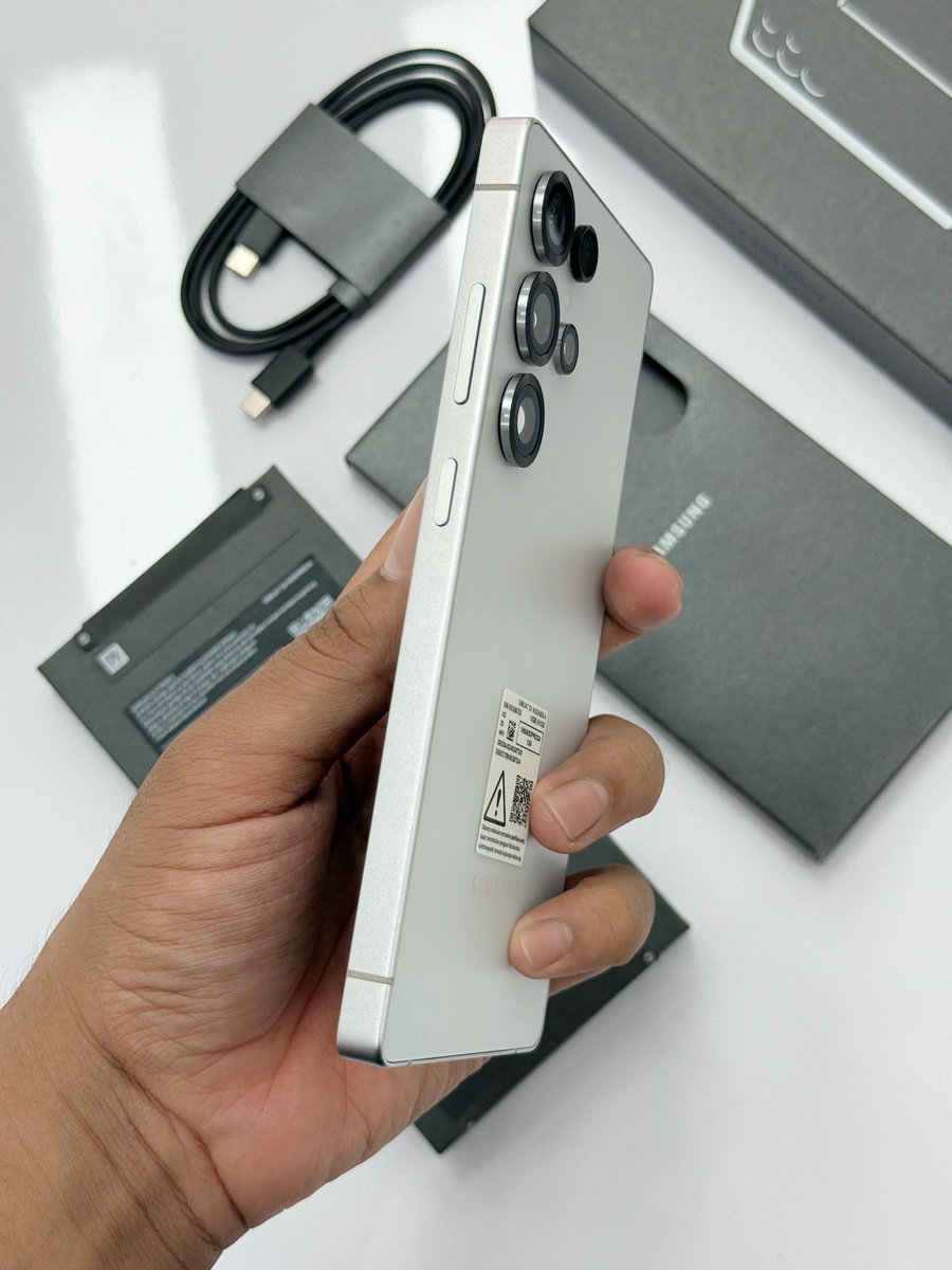 muyassier_'s tweet photo. #wts #zonauang #zonajajan 

Samsung S25 Ultra 12/512 GB.
Titanium Silver. Resmi Sein.
Perfect condition banget✨😍

Garansi Baru Off April 2026.
Batre, fungsi & fitur dll dipastikan aman.
Mulus terawat bgt. No dent. Lengkap fullset samsung.
Kabel belum dipakai sama sekali, ya.

Best deal 15.599 negoin, yaa.
Bisa payment pake Paper/CC, 
E- commers (Tokped-shope), dll, ya.
Thank you.

Izin om @bhaguz_403 @ichsanzulfikar