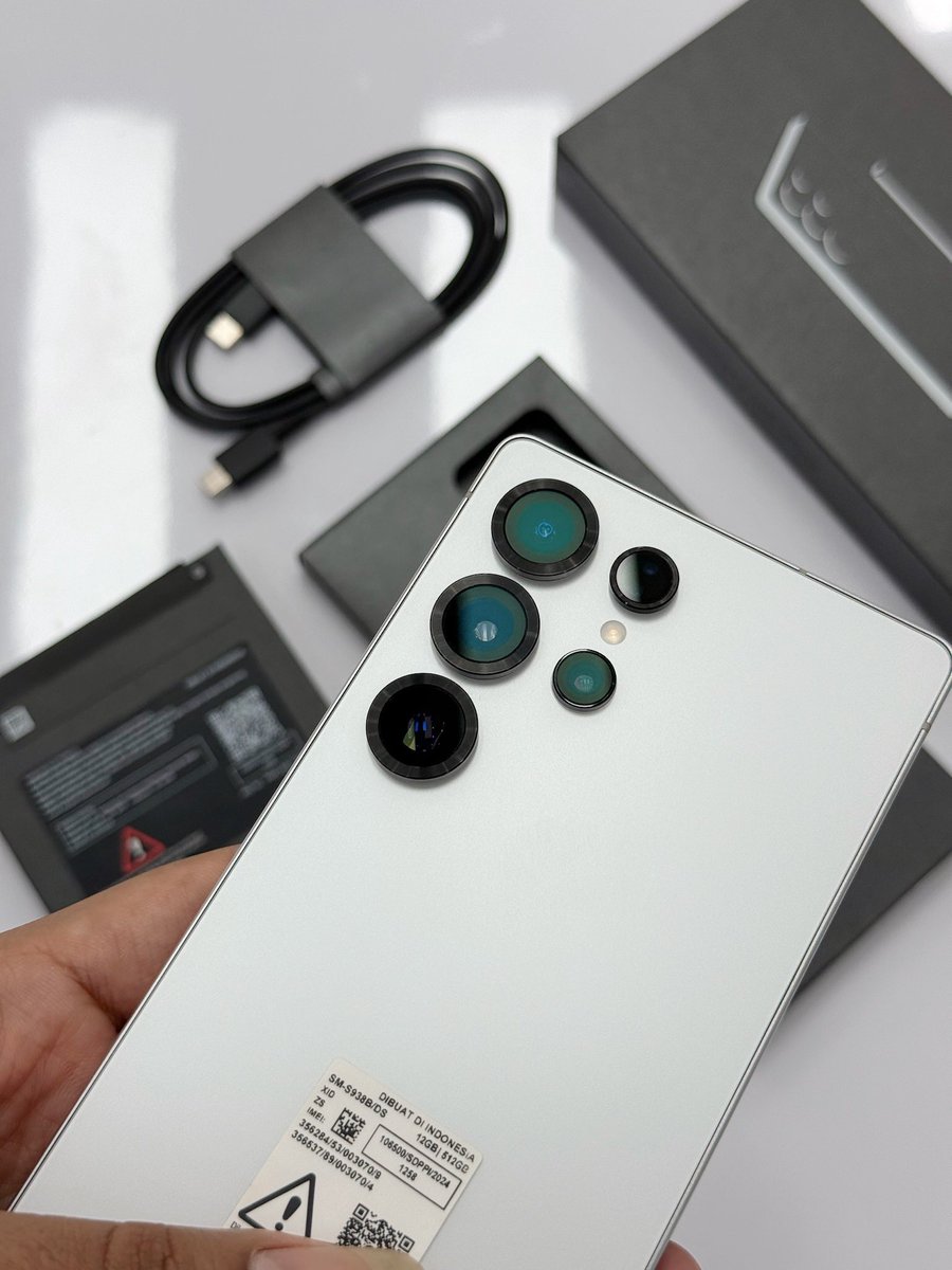 muyassier_'s tweet photo. #wts #zonauang #zonajajan 

Samsung S25 Ultra 12/512 GB.
Titanium Silver. Resmi Sein.
Perfect condition banget✨😍

Garansi Baru Off April 2026.
Batre, fungsi & fitur dll dipastikan aman.
Mulus terawat bgt. No dent. Lengkap fullset samsung.
Kabel belum dipakai sama sekali, ya.

Best deal 15.599 negoin, yaa.
Bisa payment pake Paper/CC, 
E- commers (Tokped-shope), dll, ya.
Thank you.

Izin om @bhaguz_403 @ichsanzulfikar