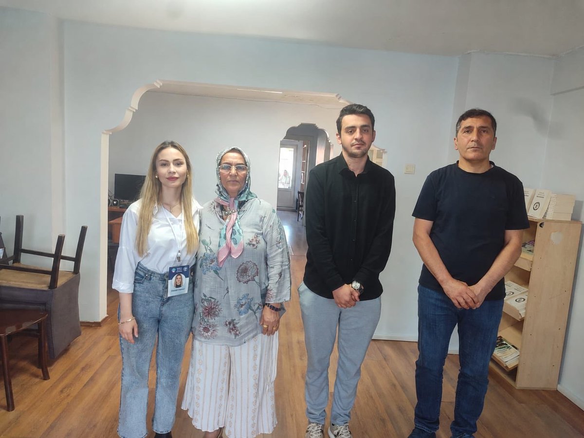 KAFFED's tweet photo. Bakırköy’de Saha Buluşması

KAFFED Siyaset Akademisi saha çalışmaları kapsamında DEM Parti Bakırköy Eş İlçe Başkanları Ercan Tilmaş ve Müzeyyen Ölmez ile 31 Mayıs tarihinde görüşmeler gerçekleştirildi.

Akademisyenlerimizin katkılarıyla yöntemi ve içeriği belirlenen çerçevede gencimiz Denef Demir tarafından gerçekleştirilen görüşmelerde; toplumumuzun siyasette adil temsili, demokratik taleplerimizin gündeme taşınması, sivil toplum faaliyetleri, toplumsal katılım ve gençlerin bu süreçlerdeki rolüne ilişkin değerlendirmelerde bulunuldu. Görüşme notları, saha çalışmaları kapsamında hazırlanacak raporda değerlendirilecektir.

Siyaset Akademisi saha çalışmasına destekleri ve ekibimize gösterdikleri misafirperverlik için Ercan Tilmaş ve Müzeyyen Ölmez’e teşekkür ediyoruz.

#kaffedgençlik
#kaffedsiyasetakademisi
#sahaçalışmaları