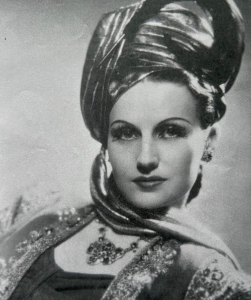 nmurphyglg's tweet photo. Not many women can lay claim to being shot at, levitated, crushed, folded into tiny suitcases, pierced and sawn in half, let alone 11,000 times.
Meet the magnificent Moi-Yo Miller.
https://t.co/bGU1nCj9on
Also at: https://t.co/S6V2r2sLrO https://t.co/Jx77UWbaab