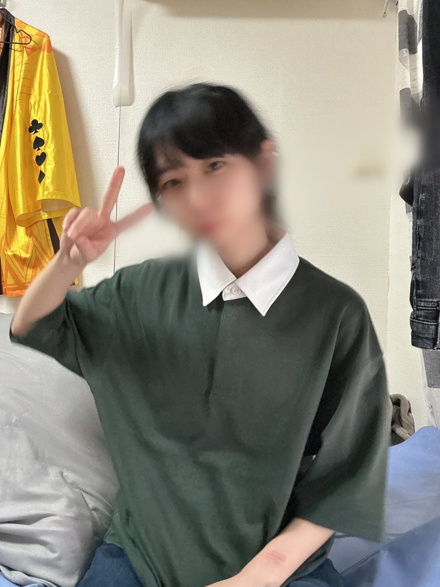 a46_to_8's tweet photo. 黒のズボンを買いに行きました。
緑の服を買って帰ってきました。

なにしてんの？ https://t.co/OegqZtyy0h