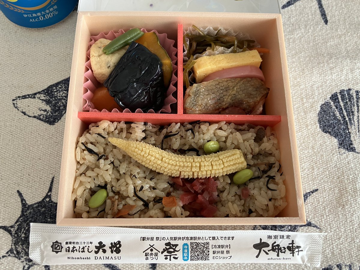 maccha_n's tweet photo. 今日のお昼は、浦和のデパ地下で「昨日から販売しているんですよ。」と店員さんに誘われてこの弁当。 https://t.co/AUIID6HrB6