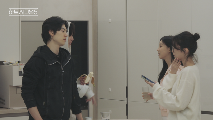 dramacoKR's tweet photo. Signal House jadi tegang setelah balik dari Jepang!

[#HeartSignal5 Episode 8]

Gyuri, yang naik mobil Wuyeol dari airport, muji Wuyeol: Wuyeol jago nyetir ya, nyaman banget.
Seowon (agak jealous): Yaudah kamu tidur aja~
Roy Kim: Gw kalo jadi Seowon juga jeles sih!

Setelah itu, Wuyeol ama Yugyeong duduk sebelahan dan rencanain buat nonton Once We Were Us waktu weekend.

Tiba-tiba suasana jadi tegang karena ada Gyuri dan Soyun di situ. Trus waktu Wuyeol lanjut ngobrol (dengan suasana mesra) sama Yugyeong dan nanya, "Enaknya kita nonton di mana ya?", ekspresi wajah Gyuri sama Soyun tiba-tiba jadi awkward.

Roy Kim be like: Aduh gw kaga sanggup nontoooon!

Oh iya, SinB (Viviz - Gfriend) bakalan join jadi panelis 😍