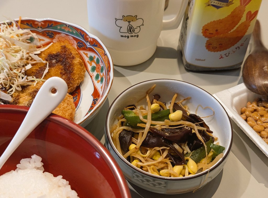 krk1741's tweet photo. 台風コロッケというネットミームがあるらしい

昼食で何を食べようか迷っていたところ近所のスーパーでは二桁価格のコロッケやメンチカツが山積で特売中だったので購入。
妻のお手製中華風野菜炒めと共に頂いた。揚げたてサクサクで美味しい。
良い買い物をした(⁠^⁠^⁠) https://t.co/oHnZ5EKDJg
