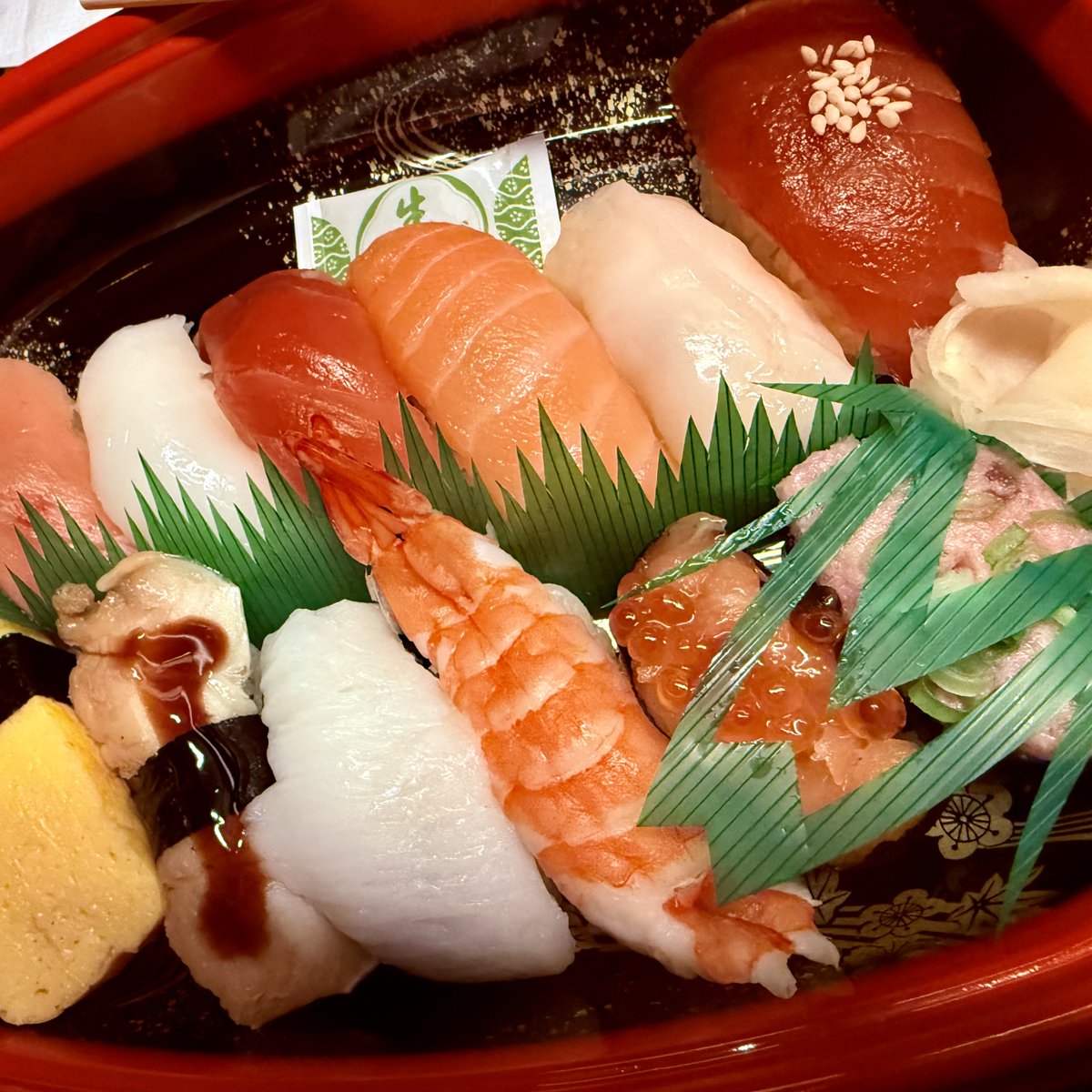 SORATOMO's tweet photo. 起床時刻=16:30頃
昼ごはん＝寿司

天気概況＝気温30.1℃・湿度：43%・晴れ

和暦＝令和8年6月1日(月)・六曜＝先勝
暦＝水無月・二十四節気＝小満
七十二候＝麦秋至
┗黄金の麦波が初夏の風に揺れわたる

月齢＝満月（15.3）・大潮・輝面99.3%
日の出=04:44・日の入り=19:04・可照時間=14:19 https://t.co/bFhXlGiPEq