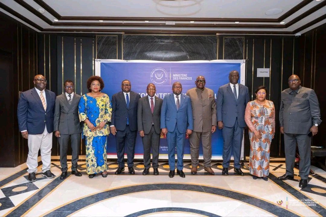 mulundakabuya1's tweet photo. #Processus de sortie de la liste grise du GAFI  : le VPM Jacquemain @shabani_lukoo réaffirme l’engagement du Gouvernement dans la lutte contre le blanchiment des capitaux et le financement du terrorisme 

le Vice-Premier Ministre, Ministre de l’Intérieur, Sécurité, Décentralisation et Affaires coutumières, SHABANI LUKOO BIHANGO Jacquemain, a co-présidé ce lundi 1er juin, aux côtés du Ministre des Finances, Doudou Fwamba, une réunion interministérielle consacrée aux préparatifs de la prochaine mission du Groupe d’Action Financière (GAFI) en République Démocratique du Congo. Plusieurs membres du Gouvernement ont pris part à cette rencontre stratégique, notamment les ministres de la Justice, des Mines, de l’Économie numérique ainsi que le Vice-ministre de la Défense chargé des Anciens combattants.

Dans son mot de bienvenue , le VPM SHABANI a rappelé que les enjeux liés à la lutte contre le blanchiment des capitaux et le financement du terrorisme dépassent le seul cadre financier et touchent directement à la sécurité nationale, à la lutte contre la criminalité organisée ainsi qu’à la préservation de l’autorité de l’État. Il a souligné que les services relevant de sa tutelle, notamment ceux chargés de la sécurité intérieure, de la gestion des frontières, de la police administrative, de la gouvernance territoriale et de la lutte contre la fraude minière, demeurent pleinement engagés dans la mise en œuvre des réformes du dispositif national de lutte contre le blanchiment des capitaux et le financement du terrorisme (LBC-FT).

Cette rencontre intervient dans un contexte marqué par les progrès significatifs réalisés par la RDC dans le cadre du plan d’actions convenu avec le GAFI en vue de la sortie du pays de la liste grise. Le Gouvernement réaffirme sa détermination à consolider les acquis obtenus, à renforcer la crédibilité de la RDC sur la scène financière internationale et à poursuivre les réformes engagées en matière de gouvernance et de sécurité.

@Interieur_RDC @ElieNkumbi29 @Heritier_Mala @jc_tshilumbayi @Dkm12450978