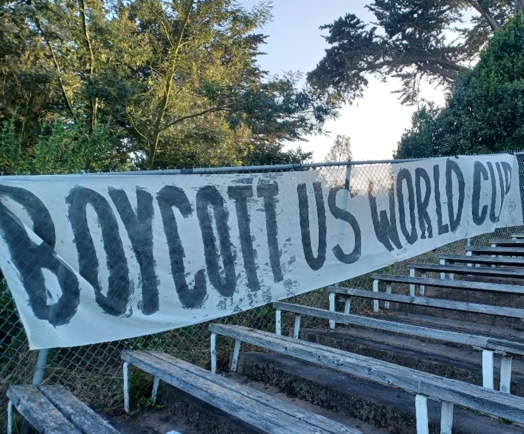 DialectikF's tweet photo. Bravo aux ultras d'El Farolito SC aux États-Unis qui appellent au boycott de la prochaine Coupe du Monde, dénonçant notamment le climat sécuritaire.

Burrito Brava 🔥🤝

#BoycottUSWorldCup #AntiFIFA #FckICE https://t.co/5xLeLohDC0