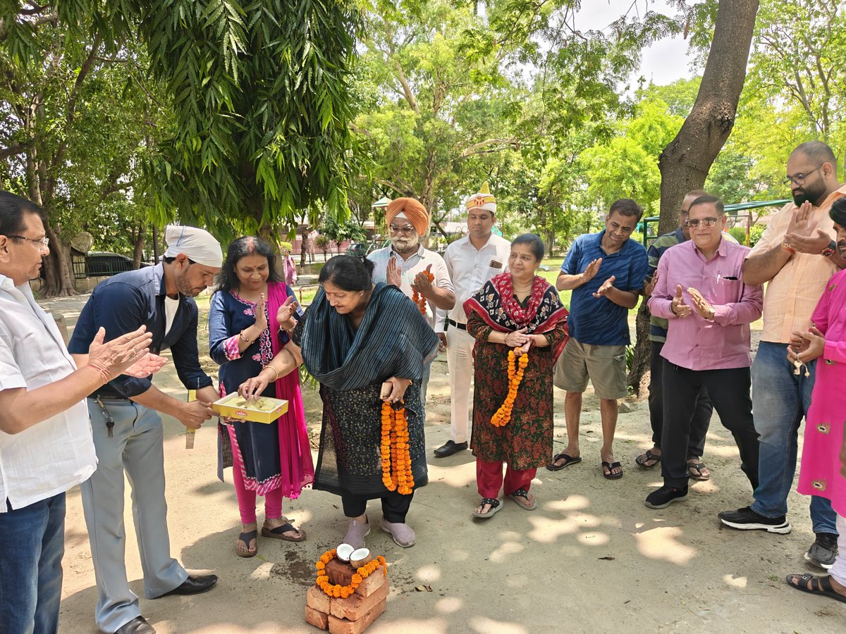 sunitadayalbjp's tweet photo. 📍 गाजियाबाद के वार्ड 91 के अंतर्गत जे ब्लॉक पार्क के फुटपाथ निर्माण कार्य का शिलान्यास कर क्षेत्रवासियों को समर्पित किया। यह कार्य पार्क में आने वाले नागरिकों, वरिष्ठजनों एवं बच्चों के लिए सुरक���षित, सुगम एवं व्यवस्थित आवागमन सुनिश्चित करेगा।

#ghaziabadnagarnigam https://t.co/8nibQuBqHo