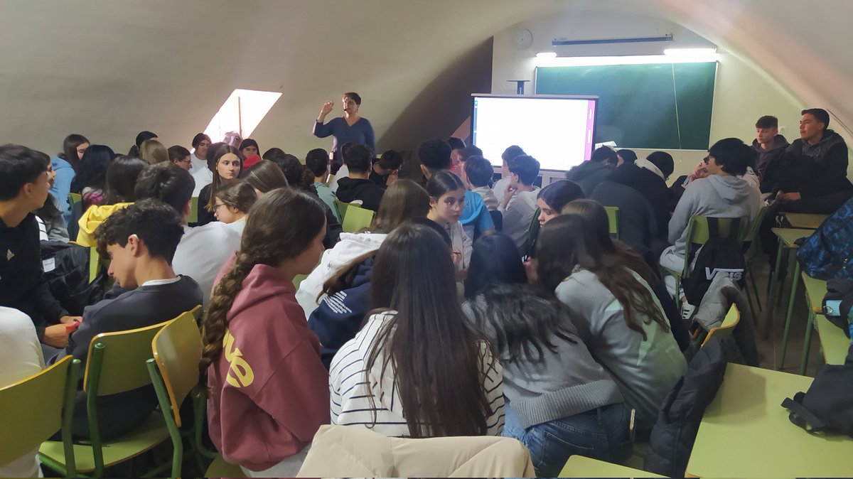 Twitsabel2's tweet photo. Durante varias jornadas de mayo, #elIsabel volvió a contar con los talleres de educación afectivo-sexual para 3°ESO y TCAE impartidos por Yoanna de @dialogasex. https://t.co/atvFGrFyYH