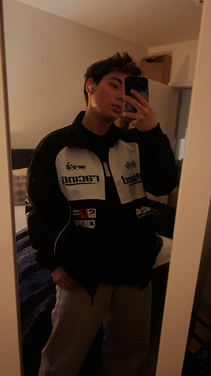 azorix_exe's tweet photo. Ich zieh atm sport mehr durch und damn. Bin ich happy how it goes 💜🤌🏻 PS: werde wahrscheinlich mehr face content bringen. Maybe mich auch finally zu facecam trauen https://t.co/6kHhZZ2x3N