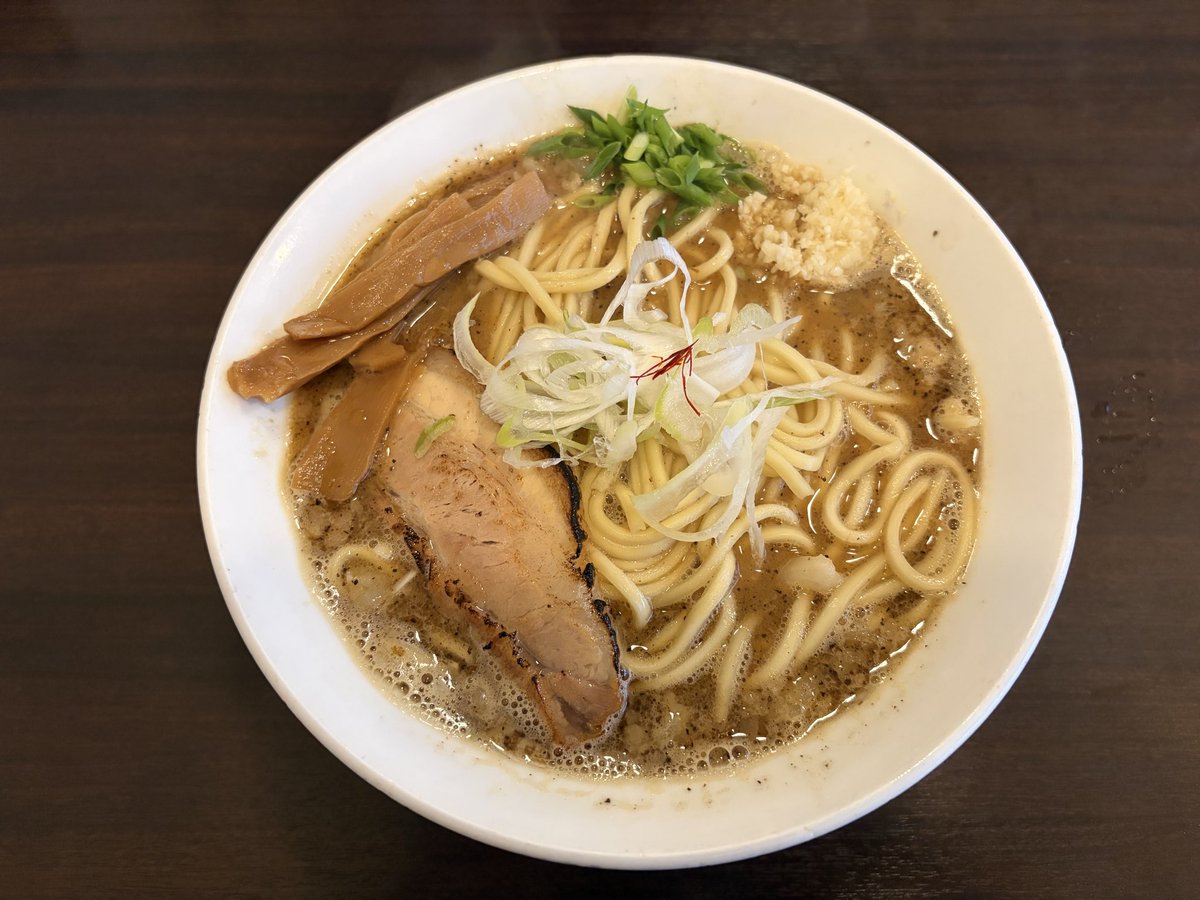 ftw1107's tweet photo. らーめんONE
ニンニクらーめん 
1,000円（大盛+100円）

お久しぶりの訪麺
美しいビジュアルのなかに暴力的なニンニクスープがガツンとくる…😲
めちゃ濃厚で美味い。

しかし、年齢のせいなのかいよいよこの手の濃厚ラーメンが厳しくなってきたかもしれん…

ごちそうさまでした〜🙏🍜 https://t.co/rpYsS6zZvr