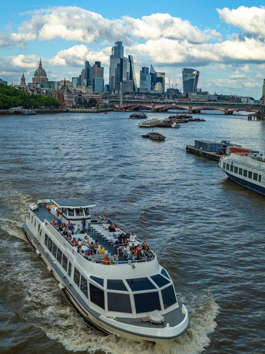 visitlondon's tweet photo. Cruising down the River Thames on a sunny day is unmatched☀️ [📸 @domdotdom] #LondonMakesItPossible #VisitLondon https://t.co/Yu7qwspJcy