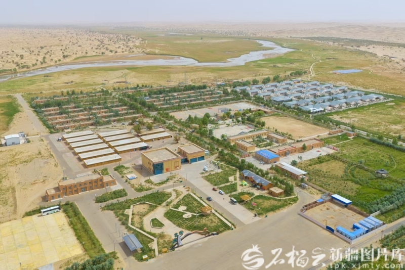 Talkwith_Alex's tweet photo. In Xinjiang’s Taklimakan region, a couple moved to a new village with better roads and services, now earning income from farming and livestock. https://t.co/JzVl4wmQxM