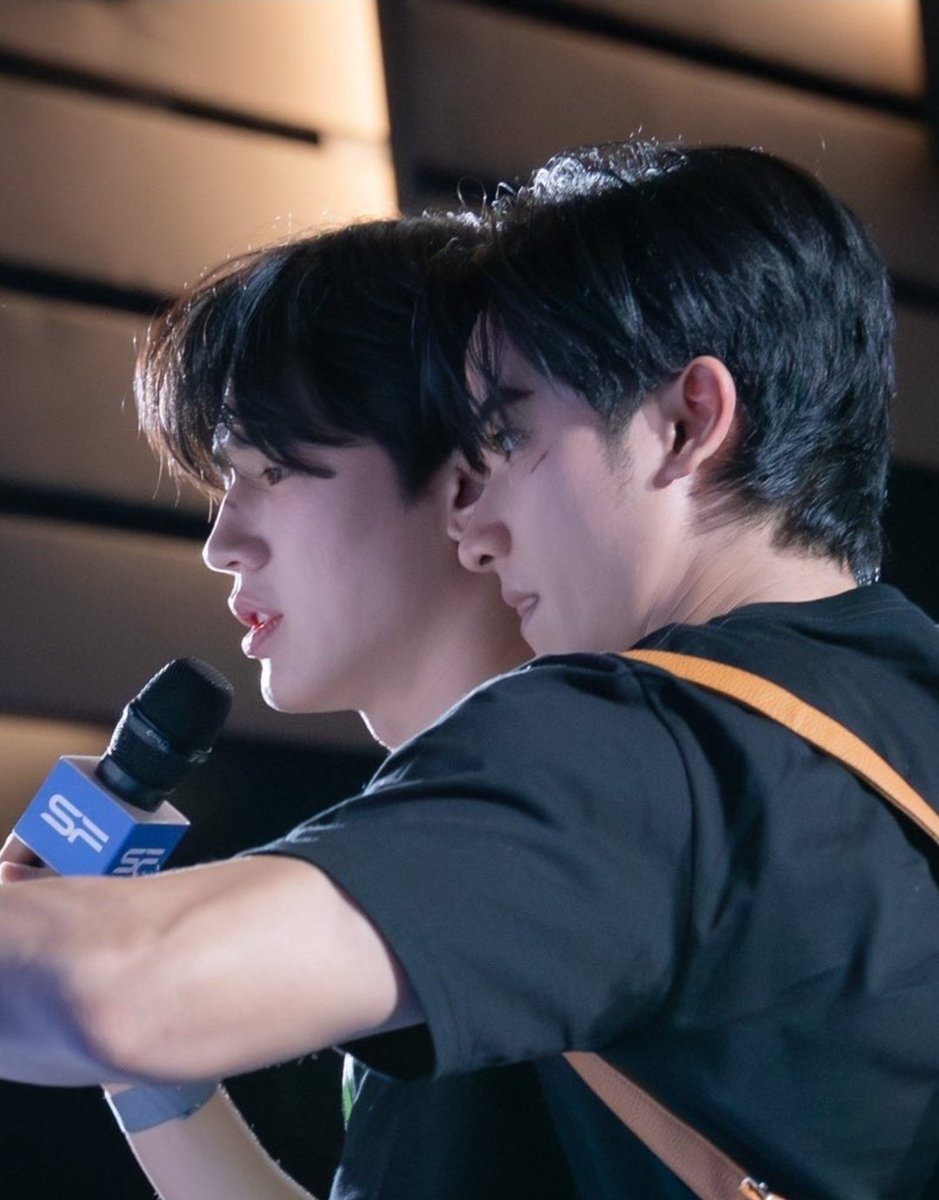 taynewnsan's tweet photo. sebelumnya kan new pake plester di hidungnya soalnya luka gara2 kepentok, terus pas event kemaren plesternya dilepas

nah kemaren kalian sadar ga sama "luka" di pipi tawan? ternyata itu makeup anjir, biar bisa samaan. buat nemenin phopho biar ga luka sendirian 😭😭 https://t.co/SXCvrcjCdS