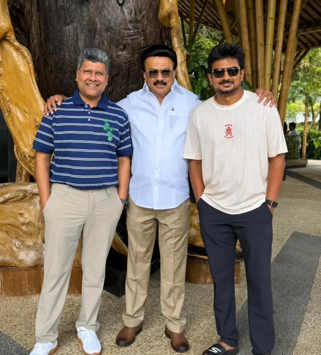 SiluvaM_'s tweet photo. உதய் அண்ணன் T shirt ல ஒரு குறியீடு 😊🖤❤ https://t.co/ZnH0Q4btbF