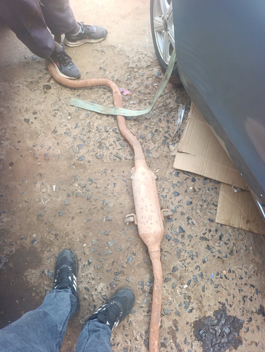 tapkili_'s tweet photo. Asis Eldoret garage area should be declared active crime scene 😤😤 took car for engine repair went for quick snack kufika manongwe washaa ng'oa exhaust wanataka kuiba muffler 😤😤 up on inquiry and complains the dudes gang up aty piga simu "penye unataka " mafala sana https://t.co/XDX0mxitIT