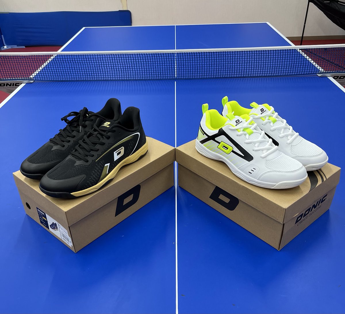 irumasoft's tweet photo. ～新製品のご紹介～

遂に来ました！！
DONICから新しいシューズの発売開始です！！

クールで格好いい”ゴールド×ブラック”
競技用に特化した「パンサー」

王道スタイリッシュな”ホワイト×グリーン”
快適さと安心感を重視した「サファイア」

なんと２種類ご用意しました！！
どちらもデザインが格好よく、機能性に優れた商品となっております！！

全国のショップにてご注文くださいませ！

#DONIC #新製品 #卓球シューズ #パンサー #サファイア #カッコイイ