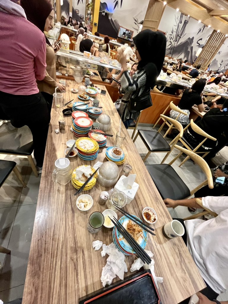 diradolledup's tweet photo. Sushi Mentai 10k all platee😋 https://t.co/U30uZS7Hfo