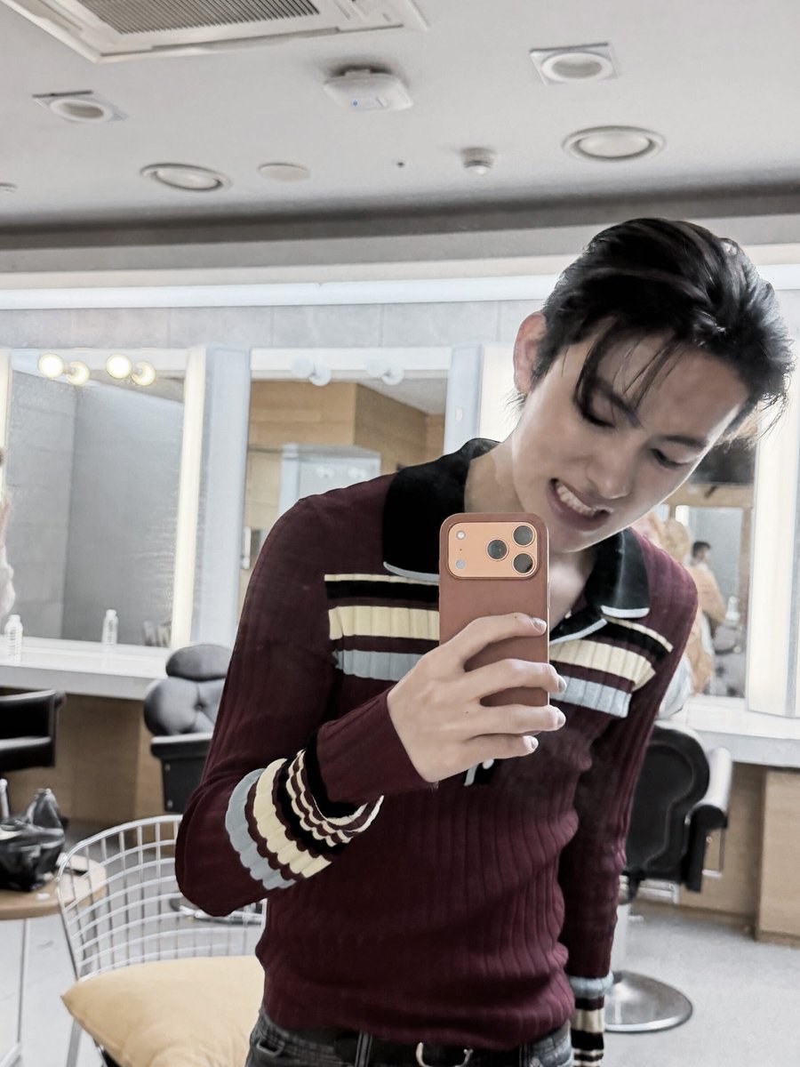 seonghyoern's tweet photo. My only competition is the man in the mirror (talking about myself not those photobombers) https://t.co/AAPutw8zdK