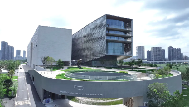 MetaGuangdong's tweet photo. The Shenzhen International Museum of Art (SIMoA) opened on May 30 as a new cultural landmark in the Greater Bay Area. 🏛️ Its debut featured seven inaugural exhibitions, including masterpieces from Budapest and historic Yuanmingyuan bronze animal heads. 🎨

#Shenzhen #SIMoA #CulturalLandmark #GrandOpening #GreaterBayArea