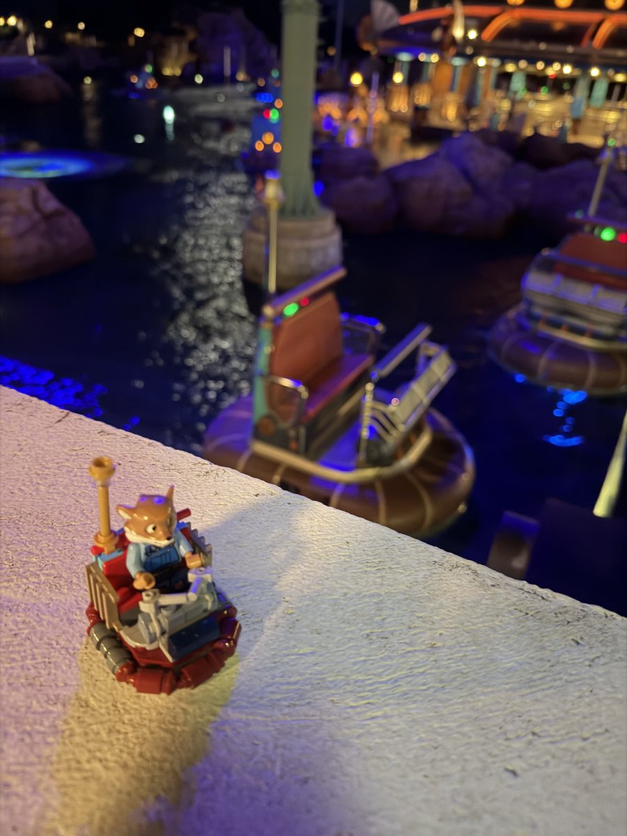 Boo121back's tweet photo. 先日 Disney SEAに行ってきたので
レゴ アクアトピアとパシャリ https://t.co/NRm1OBDSto