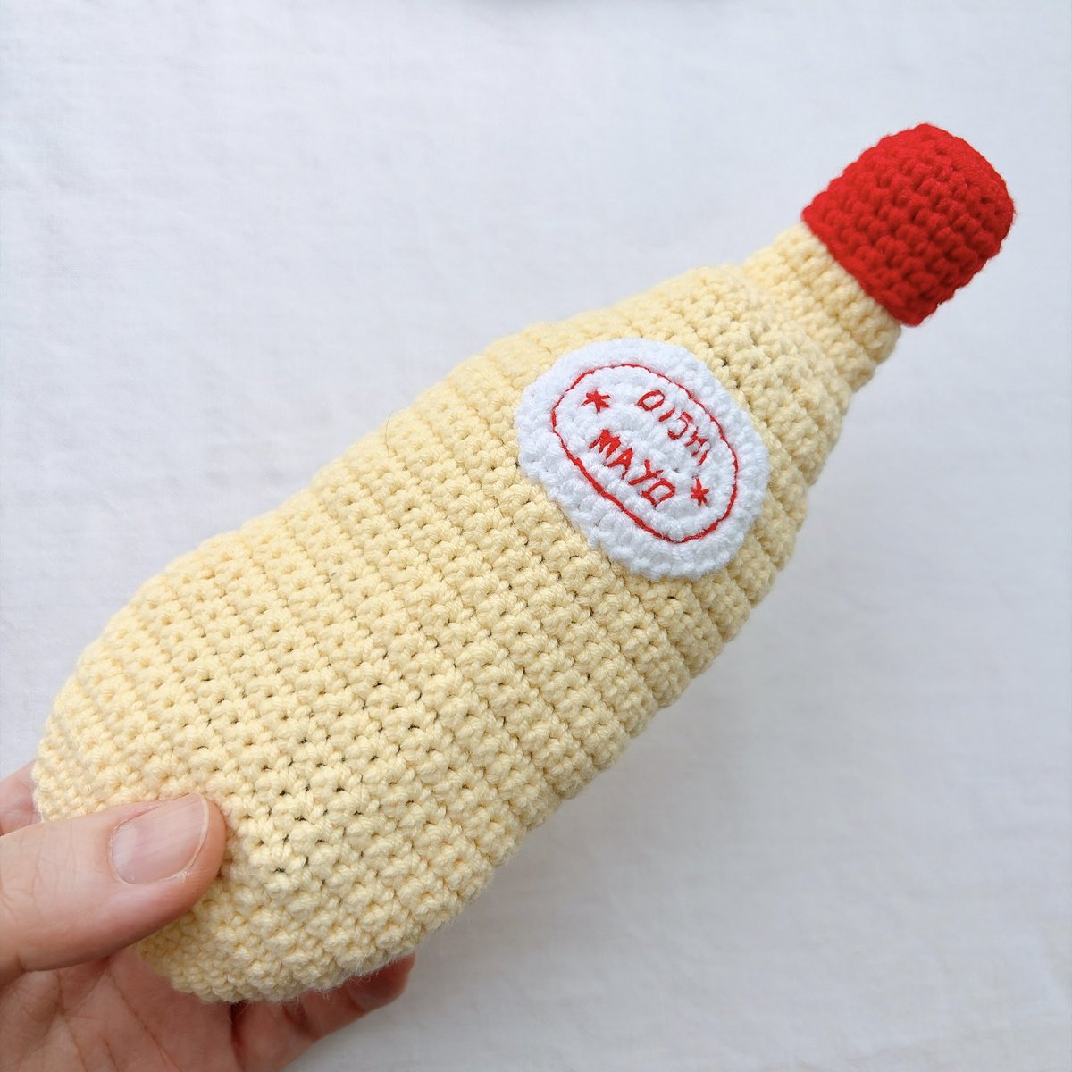 neochikocrochet's tweet photo. 今日のコスメポーチ💄はマヨポーチ🐣💕

パウダー、ペンシル2本、リップ2本、綿棒、目薬…で、このくらいのボコボコ🤭

クロッシェポーチのメリットは、軽くて柔らかい。
デメリットは、(裏地がないと)アメピンや楊枝は飛び出る。

まさに「ちょっとしたポーチ」としては完璧な可愛さ😘 https://t.co/yGHQD1o5BM
