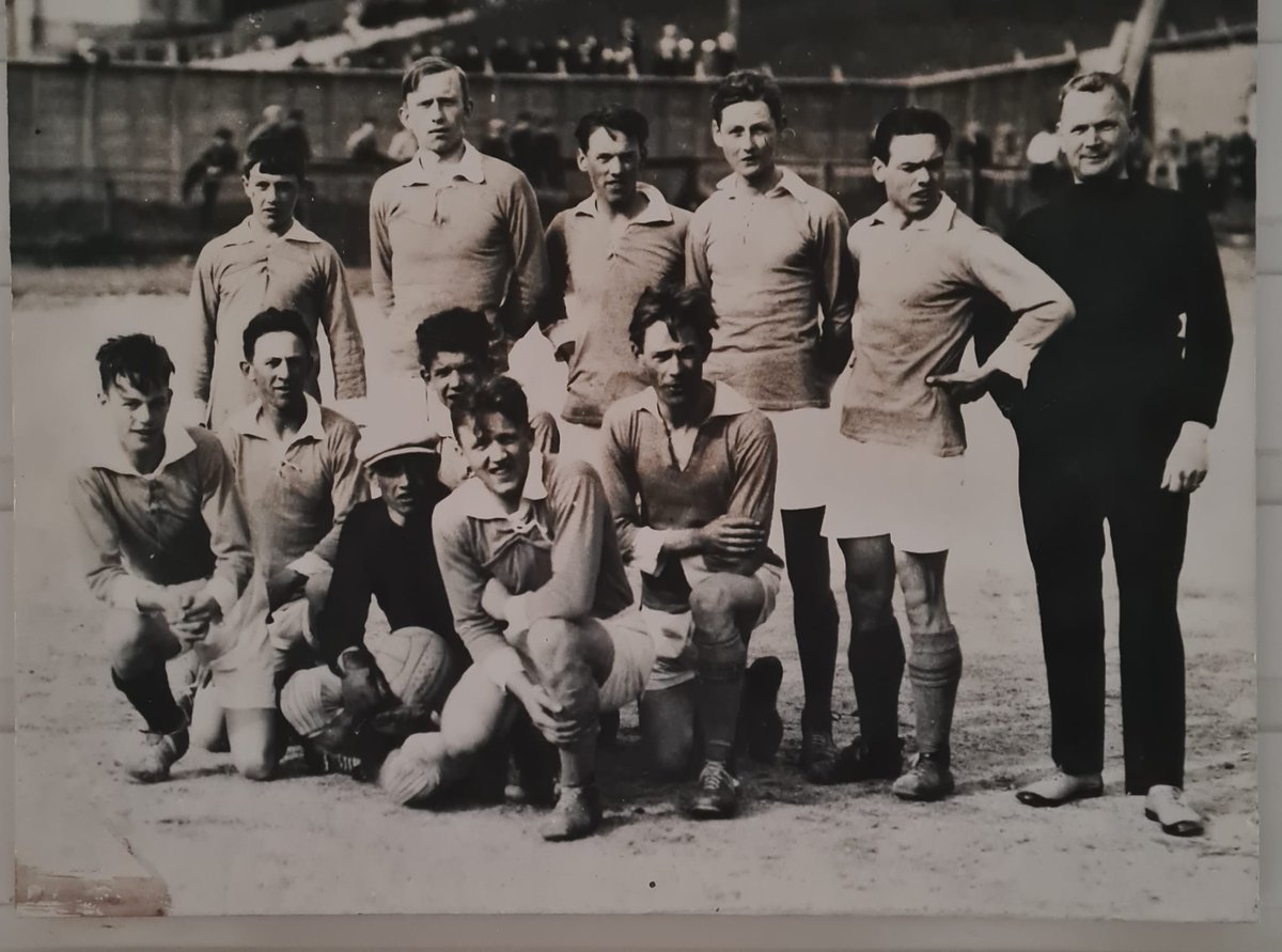 Vardunion's tweet photo. I dag er Vard 110 år. 
Her er et lagbilde fra 1927
@VardHaugesund 
@BentRaknes 
@DavyWathne 
@CarolaOfficial https://t.co/cLqHD3Dwu6