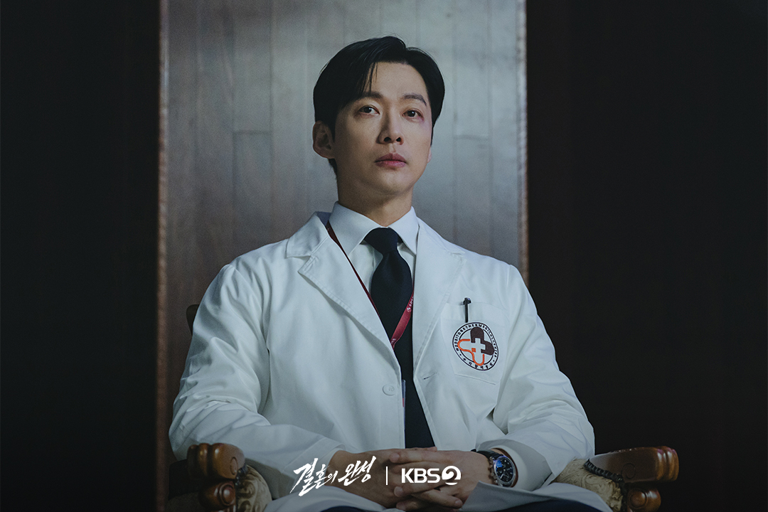 KBS_drama's tweet photo. [#결혼의완성] [📸]

완벽해 보이는 신경외과 전문의🧑🏻‍⚕️✨
강태주의 위태로운 결혼 생활?

💍 이혼 직전 납치된 아내를 구하기 위해 인면수심의 범죄자와 극한 사투를 벌이게 된 한 남자의 위험천만한 범죄스릴러

KBS 2TV 새 토일 미니시리즈 [결혼의 완성]
7월 4일 (토) 밤 9시 20분 첫 방송

#KBS #KBS2 #KBSDRAMA #KDRAMA #결혼의완성 #TheHusband #남궁민 #이설 #김대명 #이상희