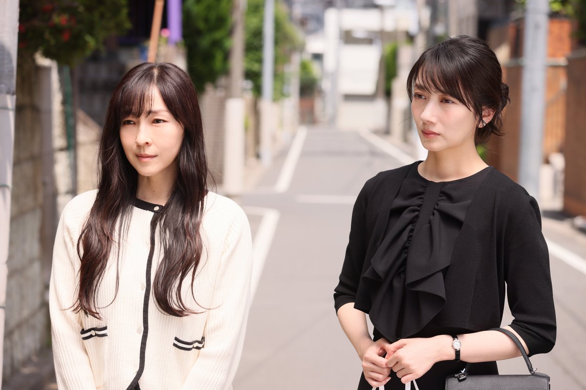 nittele_ntv's tweet photo. 店の常連客・富士子(円城寺あや)が急逝

弔問に訪れた
ルナ(波瑠)と涼子(麻生久美子)は
次女の菜名子(北乃きい)から
子ども達の間で遺産相続争いが
起きていることを聞かされる

再婚相手・啓介(板尾創路)が
遺書の存在をほのめかした事で
家族はさらにパニックに―――。

📢今夜10時
『#月夜行路』第9話 https://t.co/shcwvsYHL1