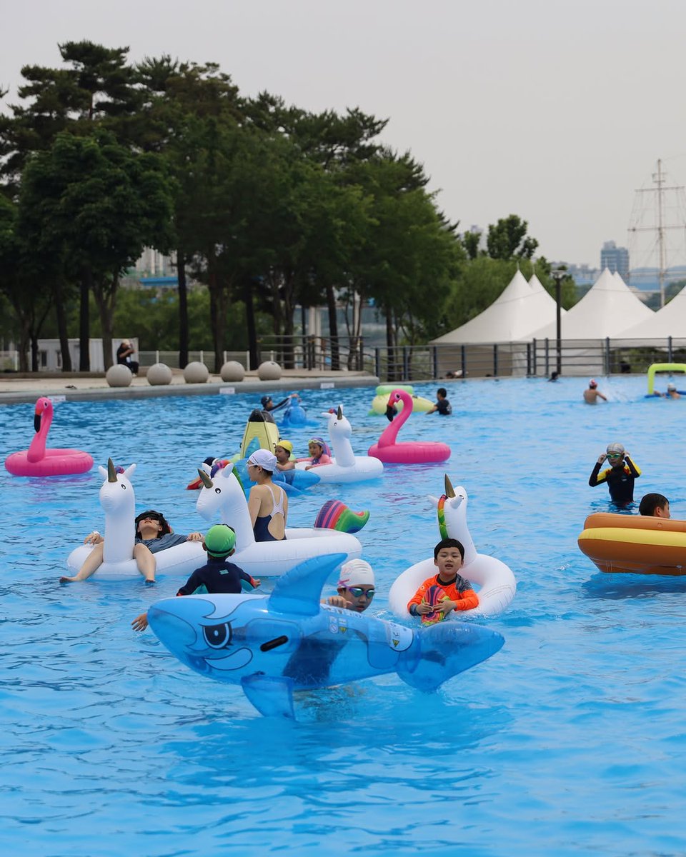 seoulmania's tweet photo. 나만의 속도로, 기록 경쟁 없는 🌊
쉬엄쉬엄 한강 3종 축제 
이번 주 드디어 시작됩니다!

• 𝟮𝟬𝟮𝟲.𝟲.𝟱.~𝟲.𝟳.
• 뚝섬·잠실한강공원 일대

👇주요 프로그램 👇

🏅 한강 3종 경기
🌊 해치 아일랜드
🍗 해치맥 (무알코올 치맥)
🍜 한강 라면 체험
🌙 쉬엄쉬엄 단오제
💪 한강 스포츠 챌린지
🕺 함께 운동 클래스 (매일 17:00)

✨ 개막식 & 야간 드론 라이트 쇼
6.5 19:30 ~ | 뚝섬한강공원 수변무대

🔎 https://t.co/xExjUujNtw