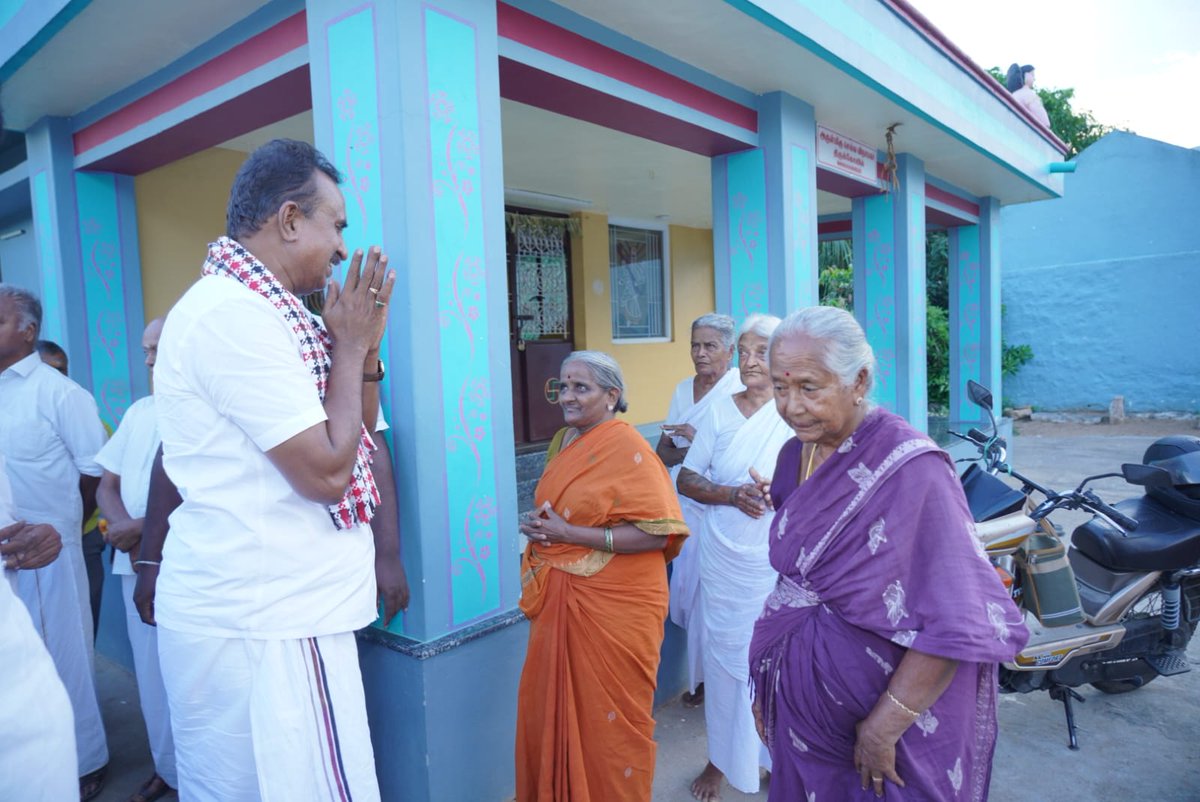 SPVelumanicbe's tweet photo. கோவை மாவட்டம், தொண்டாமுத்தூரில், பொதுமக்களை நேரில் சந்தித்து நன்றி தெரிவித்தேன்.

நான் என்றென்றும் தொண்டாமுத்தூர் தொகுதி மக்களுக்கும் கோவை மாவட்ட மக்களுக்கும் நன்றி உள்ளவனாகவும், சேவகனாகவும் இருப்பேன். என்னை உங்கள் குடும்பத்தில் ஒருவனாக அரவணைத்து எனக்கு வாக்களித்து வெற்றி பெறச் செய்த தொண்டாமுத்தூர் தொகுதி மக்களின் பொற்பாதங்களைத் தொட்டு வணங்கி என் நன்றியைத் தெரிவித்துக்கொள்கிறேன்.