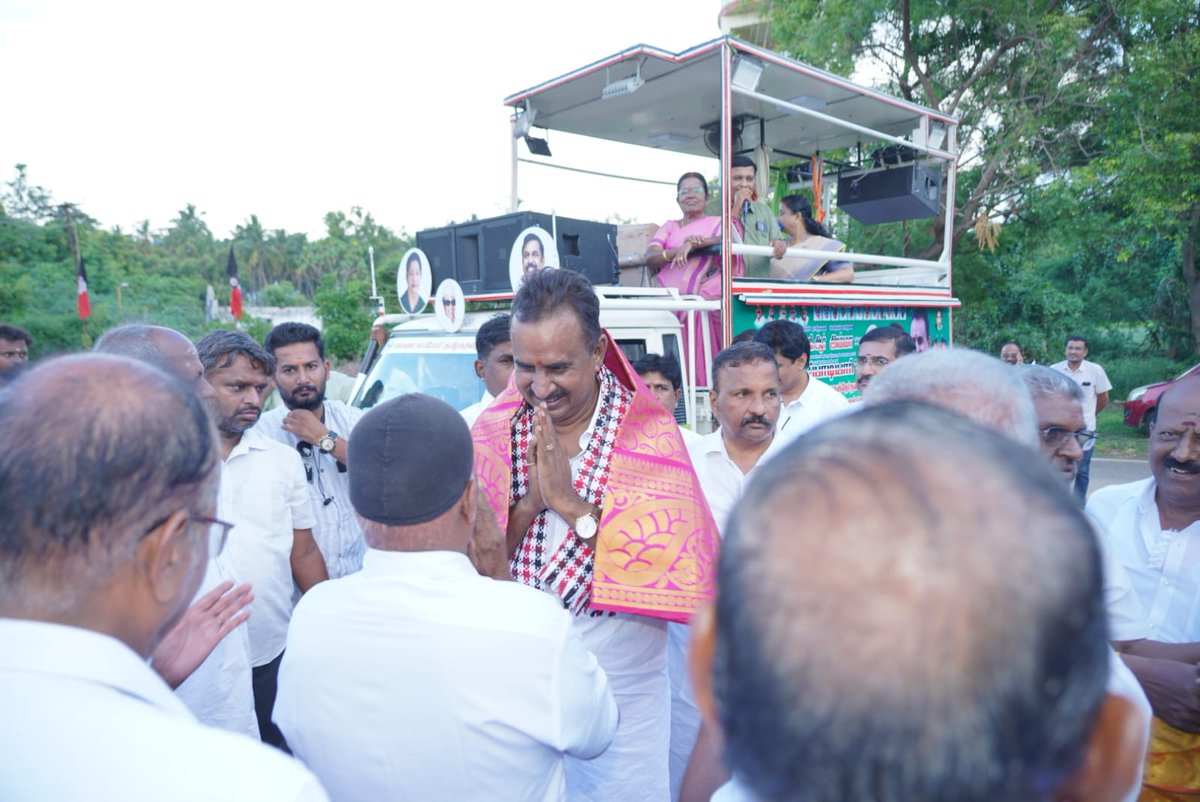 SPVelumanicbe's tweet photo. கோவை மாவட்டம், தொண்டாமுத்தூரில், பொதுமக்களை நேரில் சந்தித்து நன்றி தெரிவித்தேன்.

நான் என்றென்றும் தொண்டாமுத்தூர் தொகுதி மக்களுக்கும் கோவை மாவட்ட மக்களுக்கும் நன்றி உள்ளவனாகவும், சேவகனாகவும் இருப்பேன். என்னை உங்கள் குடும்பத்தில் ஒருவனாக அரவணைத்து எனக்கு வாக்களித்து வெற்றி பெறச் செய்த தொண்டாமுத்தூர் தொகுதி மக்களின் பொற்பாதங்களைத் தொட்டு வணங்கி என் நன்றியைத் தெரிவித்துக்கொள்கிறேன்.