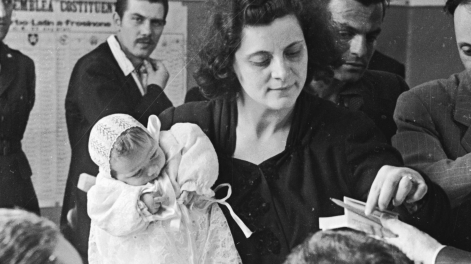zirconet's tweet photo. Vorrei chiedere a chi ha votato #80anni fa se è questa la #Repubblica fondata sui valori della #Resistenza che sognava. E' bastato un attimo di distrazione per riportare in voga certe arie nere che non ci si vergogna più di sfoggiare. Mah!
#festadellarepubblica #2giugno https://t.co/YYPAu0ZCVE
