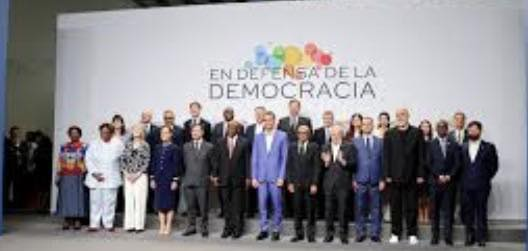 GARCIPAVON's tweet photo. La presidente y la 4T dicen que defienden la soberanía y el no intervencionismo extranjero.
Aquí algunos amigos extranjeros de la 4T que han intervenido no solo en la política mexicana, también en la educación, y en varios ámbitos de México.
*-Monedero ha mantenido una relación muy cercana con el partido oficialista Morena y los gobiernos de la Cuarta Transformación (4T). A menudo desempeña funciones de asesor externo, consultor político e ideólogo. Intelectuales de origen extranjero participan de manera activa en la opinión pública o en la estructura del movimiento de la Cuarta Transformación (4T) en México. Presencia en medios públicos: Participa activamente como colaborador y analista en el canal público Canal Once de la televisión mexicana. En este espacio produce videocolumnas y análisis políticos de defensa a la soberanía de México y promoción de agendas de izquierda. Aunque el artículo 33 de la Constitución mexicana prohíbe estrictamente a los extranjeros inmiscuirse en los asuntos políticos del país, el partido oficialista ha defendido la participación de sus aliados bajo el argumento de la libertad de expresión o mediante procesos de nacionalización. Figuras clave de origen extranjero que apoyan a la 4T
*-Abraham Mendieta Rodríguez (España): Analista y asesor político que llegó a México como consultor. Ha sido uno de los defensores más visibles de la 4T en medios de comunicación y redes sociales. Aunque la oposición solicitó formalmente su expulsión en varias ocasiones invocando el artículo 33, el expresidente López Obrador lo defendió públicamente y Mendieta concluyó su proceso de naturalización como ciudadano mexicano.
*-Katu Arkonada (País Vasco, España): Politólogo y exasesor de gobiernos de izquierda en América Latina (como Bolivia y Venezuela). Ha colaborado activamente en el diseño de estrategias, artículos de opinión y eventos del Instituto de Formación Política de Morena. Su presencia ha sido blanco de críticas por parte de los sectores de oposición debido a su pasado activismo político en España.
*-Paco Ignacio Taibo II (España): Escritor, historiador y activista de izquierda que nació en Gijón, España, pero reside en México desde su infancia. Es una de las figuras intelectuales más influyentes dentro del ala radical de la 4T. En 2019, el Congreso mexicano modificó la ley (conocida popularmente como la "Ley Taibo") para permitir que ciudadanos mexicanos por naturalización pudieran dirigir organismos públicos, lo que le permitió asumir la titularidad del Fondo de Cultura Económica (FCE).
*-John Ackerman (Estados Unidos): Académico y jurista de origen estadounidense, nacionalizado mexicano. Ha fungido como uno de los principales ideólogos del movimiento desde el ámbito universitario, encabezando el Instituto de Investigaciones Jurídicas de la UNAM y el Programa Universitario de Estudios sobre Democracia, Justicia y Sociedad (PUEDJS), espacios utilizados frecuentemente para promover debates alineados con el proyecto de la 4T.
*-Vicente Serrano: Periodista y creador de contenido mexicoestadounidense. Su canal Sin Censura es uno de los espacios digitales más destacados que apoya activamente al movimiento obradorista.
*-Inna Afinogenova: Periodista rusa que ha mostrado gran cercanía con la línea política de la 4T, colaborando frecuentemente en espacios de opinión y análisis afines al partido. Muchos de estos comunicadores han participado en eventos de la llamada "prensa independiente" organizados en el país. Presidentes extranjeros que apoyan a la 4T han intervenido en la política mexicana. Más allá de figuras individuales, existe un respaldo político e ideológico institucional por parte de la izquierda española (que incluye a agrupaciones como Podemos, Izquierda Unida y sectores del PSOE) hacia los gobiernos de Morena. Representantes de estos partidos suelen acudir de forma constante a congresos de Morena, tomas de protesta y foros internacionales para respaldar la soberanía del gobierno mexicano frente a los constantes roces diplomáticos con la derecha española.
*-Lula da Silva (Brasil): Ha mantenido una relación de gran cercanía y sintonía política, compartiendo una visión de integración latinoamericana con los gobiernos de la 4T.
*-Gustavo Petro (Colombia): Ha manifestado sintonía ideológica con el movimiento mexicano y ha colaborado estrechamente con la presidenta Sheinbaum en temas de integración y diplomacia regional.
*-Miguel Díaz-Canel (Cuba): Su gobierno ha expresado una gran hermandad con la 4T, impulsando programas de cooperación en materia de salud y bienestar.
*-Xiomara Castro (Honduras: Su gobierno ha mostrado afinidad con las directrices de justicia social y programas de ayuda impulsados por el oficialismo mexicano.
*-Bernardo Arévalo (Guatemala): Ha celebrado la consolidación del movimiento, catalogando a México como un aliado estratégico para la región.Expresidentes extranjeros:
*-Rafael Correa (Ecuador): Ha sido un visitante frecuente y ha expresado en múltiples foros su simpatía y respaldo a las políticas de la Cuarta Transformación.
*-Cristina Fernández (Argentina): Ha mostrado una postura favorable a los gobiernos de López Obrador y su continuidad, destacando el modelo de bienestar social de México.
*-Ernesto Samper (Colombia): Expresó su apoyo público al proyecto de la 4T desde sus inicios, viéndolo como un modelo para los movimientos progresistas de América Latina. Líderes de izquierda y figuras europeas.
*-Jean-Luc Mélenchon (Francia): Ha elogiado en diversas ocasiones la agenda social y la política exterior implementada desde México.
*-Hugo Chávez y las elecciones de 2006: Durante la campaña presidencial de 2006 en México, la figura del entonces presidente venezolano Hugo Chávez fue utilizada intensamente en la propaganda política interna. La campaña del "peligro para México": Los opositores de Andrés Manuel López Obrador vincularon su imagen con la de él.
*-El venezolano Sady Arturo Loaiza Escalona es el extranjero con mayor relevancia y polémica que ha intervenido de forma directa en el sistema educativo mexicano durante el gobierno de la Cuarta Transformación (4T). Su incorporación formó parte de la reestructuración pedagógica impulsada por la administración federal para consolidar el modelo de la Nueva Escuela Mexicana (NEM) Señalamientos de corrupción y salida: Hacia finales de 2025 y principios de 2026, su gestión se vio empañada por denuncias ante el órgano interno de control por presunto cobro de "moches" (sobornos) a trabajadores. Tras la remoción de su superior Marx Arriaga en febrero de 2026, el perfil de Loaiza quedó bajo revisión institucional dentro del relevo de la SEP.
*-Hugo Chávez para presentarlo ante el electorado como un líder populista de izquierda radical. Acusaciones de financiamiento: Han existido señalamientos mediáticos e historias de opositores que sugieren el envío de recursos desde Caracas.
Conflicto diplomático: Previo a esto, en 2005, Chávez protagonizó un fuerte choque diplomático con el presidente Vicente Fox (llamándolo "cachorro del imperio"), lo que provocó el retiro mutuo de embajadores y alimentó la percepción de confrontación con el gobierno mexicano.
*-Nicolás Maduro: De la tensión a la distensión: La relación de Nicolás Maduro con México varió notablemente según el partido en el poder en el país norteamericano. Sectores de izquierda: Diversos partidos y grupos de la izquierda mexicana mantuvieron históricamente una relación de simpatía y solidaridad con la llamada Revolución Bolivariana de Venezuela. Postura del gobierno mexicano: Durante los sexenios de Felipe Calderón y Enrique Peña Nieto, México mantuvo una postura crítica hacia el gobierno de Maduro (formando parte activa del Grupo de Lima). Con la llegada de López Obrador y posteriormente de Claudia Sheinbaum en 2024, México adoptó el principio constitucional de "no intervención" y autodeterminación de los pueblos, lo que la oposición mexicana criticó frecuentemente como un "respaldo implícito" o tolerancia hacia el régimen venezolano.
*-Evo Morales y el asilo político en 2019. El expresidente de Bolivia, Evo Morales, tuvo una interacción directa con el Estado mexicano, pero bajo el marco del derecho internacional y humanitario. Asilo político: En noviembre de 2019, tras renunciar a la presidencia en medio de una severa crisis social y política en Bolivia, el gobierno de México le otorgó asilo político por razones humanitarias. Polémica por declaraciones: Durante su breve estancia en Ciudad de México como asilado, la oposición mexicana protestó argumentando que Morales rompió los tratados internacionales al seguir dando conferencias y opinar activamente sobre la situación interna de Bolivia. El gobierno de México defendió su derecho de expresión y aclaró que no tenía permitido intervenir ni influir en las decisiones de la política doméstica mexicana. Diversos periodistas y comunicadores extranjeros han destacado por su cobertura favorable a la Cuarta Transformación (4T) de México. Los perfiles más notables incluyen:
*-David Ravy (Reino Unido): Reportero del diario Morning Star y colaborador de Alborada. Es conocido por realizar "periodismo solidario", destacando la labor social y el proyecto de transformación del gobierno en medios internacionales.
*-Julio Roa (Cuba/México): Titular del canal de YouTube En La Mira, reconocido por sus investigaciones, su línea editorial afín a la 4T y sus confrontaciones con figuras de la oposición.
*-Fabrizio Mejía Madrid (Francia/México): Aunque radicado en México, el escritor e intelectual de ascendencia francesa es un ferviente defensor y analista de la Cuarta Transformación en distintos medios y foros públicos. Comunicadores independientes y redes de apoyo: Existen diversas figuras de origen extranjero y agencias de creadores de contenido que participan activamente en la difusión de las acciones del gobierno mexicano desde espacios como las conferencias matutinas y plataformas digitales. Muchos de ellos se han congregado en eventos de creadores de contenido independientes impulsados por el propio gobierno, como el "Encuentro Continental de Comunicadores Independientes" celebrado en Palacio Nacional. Ok
✍️  Marcela Chirino.