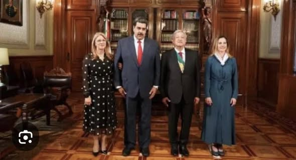 GARCIPAVON's tweet photo. La presidente y la 4T dicen que defienden la soberanía y el no intervencionismo extranjero.
Aquí algunos amigos extranjeros de la 4T que han intervenido no solo en la política mexicana, también en la educación, y en varios ámbitos de México.
*-Monedero ha mantenido una relación muy cercana con el partido oficialista Morena y los gobiernos de la Cuarta Transformación (4T). A menudo desempeña funciones de asesor externo, consultor político e ideólogo. Intelectuales de origen extranjero participan de manera activa en la opinión pública o en la estructura del movimiento de la Cuarta Transformación (4T) en México. Presencia en medios públicos: Participa activamente como colaborador y analista en el canal público Canal Once de la televisión mexicana. En este espacio produce videocolumnas y análisis políticos de defensa a la soberanía de México y promoción de agendas de izquierda. Aunque el artículo 33 de la Constitución mexicana prohíbe estrictamente a los extranjeros inmiscuirse en los asuntos políticos del país, el partido oficialista ha defendido la participación de sus aliados bajo el argumento de la libertad de expresión o mediante procesos de nacionalización. Figuras clave de origen extranjero que apoyan a la 4T
*-Abraham Mendieta Rodríguez (España): Analista y asesor político que llegó a México como consultor. Ha sido uno de los defensores más visibles de la 4T en medios de comunicación y redes sociales. Aunque la oposición solicitó formalmente su expulsión en varias ocasiones invocando el artículo 33, el expresidente López Obrador lo defendió públicamente y Mendieta concluyó su proceso de naturalización como ciudadano mexicano.
*-Katu Arkonada (País Vasco, España): Politólogo y exasesor de gobiernos de izquierda en América Latina (como Bolivia y Venezuela). Ha colaborado activamente en el diseño de estrategias, artículos de opinión y eventos del Instituto de Formación Política de Morena. Su presencia ha sido blanco de críticas por parte de los sectores de oposición debido a su pasado activismo político en España.
*-Paco Ignacio Taibo II (España): Escritor, historiador y activista de izquierda que nació en Gijón, España, pero reside en México desde su infancia. Es una de las figuras intelectuales más influyentes dentro del ala radical de la 4T. En 2019, el Congreso mexicano modificó la ley (conocida popularmente como la "Ley Taibo") para permitir que ciudadanos mexicanos por naturalización pudieran dirigir organismos públicos, lo que le permitió asumir la titularidad del Fondo de Cultura Económica (FCE).
*-John Ackerman (Estados Unidos): Académico y jurista de origen estadounidense, nacionalizado mexicano. Ha fungido como uno de los principales ideólogos del movimiento desde el ámbito universitario, encabezando el Instituto de Investigaciones Jurídicas de la UNAM y el Programa Universitario de Estudios sobre Democracia, Justicia y Sociedad (PUEDJS), espacios utilizados frecuentemente para promover debates alineados con el proyecto de la 4T.
*-Vicente Serrano: Periodista y creador de contenido mexicoestadounidense. Su canal Sin Censura es uno de los espacios digitales más destacados que apoya activamente al movimiento obradorista.
*-Inna Afinogenova: Periodista rusa que ha mostrado gran cercanía con la línea política de la 4T, colaborando frecuentemente en espacios de opinión y análisis afines al partido. Muchos de estos comunicadores han participado en eventos de la llamada "prensa independiente" organizados en el país. Presidentes extranjeros que apoyan a la 4T han intervenido en la política mexicana. Más allá de figuras individuales, existe un respaldo político e ideológico institucional por parte de la izquierda española (que incluye a agrupaciones como Podemos, Izquierda Unida y sectores del PSOE) hacia los gobiernos de Morena. Representantes de estos partidos suelen acudir de forma constante a congresos de Morena, tomas de protesta y foros internacionales para respaldar la soberanía del gobierno mexicano frente a los constantes roces diplomáticos con la derecha española.
*-Lula da Silva (Brasil): Ha mantenido una relación de gran cercanía y sintonía política, compartiendo una visión de integración latinoamericana con los gobiernos de la 4T.
*-Gustavo Petro (Colombia): Ha manifestado sintonía ideológica con el movimiento mexicano y ha colaborado estrechamente con la presidenta Sheinbaum en temas de integración y diplomacia regional.
*-Miguel Díaz-Canel (Cuba): Su gobierno ha expresado una gran hermandad con la 4T, impulsando programas de cooperación en materia de salud y bienestar.
*-Xiomara Castro (Honduras: Su gobierno ha mostrado afinidad con las directrices de justicia social y programas de ayuda impulsados por el oficialismo mexicano.
*-Bernardo Arévalo (Guatemala): Ha celebrado la consolidación del movimiento, catalogando a México como un aliado estratégico para la región.Expresidentes extranjeros:
*-Rafael Correa (Ecuador): Ha sido un visitante frecuente y ha expresado en múltiples foros su simpatía y respaldo a las políticas de la Cuarta Transformación.
*-Cristina Fernández (Argentina): Ha mostrado una postura favorable a los gobiernos de López Obrador y su continuidad, destacando el modelo de bienestar social de México.
*-Ernesto Samper (Colombia): Expresó su apoyo público al proyecto de la 4T desde sus inicios, viéndolo como un modelo para los movimientos progresistas de América Latina. Líderes de izquierda y figuras europeas.
*-Jean-Luc Mélenchon (Francia): Ha elogiado en diversas ocasiones la agenda social y la política exterior implementada desde México.
*-Hugo Chávez y las elecciones de 2006: Durante la campaña presidencial de 2006 en México, la figura del entonces presidente venezolano Hugo Chávez fue utilizada intensamente en la propaganda política interna. La campaña del "peligro para México": Los opositores de Andrés Manuel López Obrador vincularon su imagen con la de él.
*-El venezolano Sady Arturo Loaiza Escalona es el extranjero con mayor relevancia y polémica que ha intervenido de forma directa en el sistema educativo mexicano durante el gobierno de la Cuarta Transformación (4T). Su incorporación formó parte de la reestructuración pedagógica impulsada por la administración federal para consolidar el modelo de la Nueva Escuela Mexicana (NEM) Señalamientos de corrupción y salida: Hacia finales de 2025 y principios de 2026, su gestión se vio empañada por denuncias ante el órgano interno de control por presunto cobro de "moches" (sobornos) a trabajadores. Tras la remoción de su superior Marx Arriaga en febrero de 2026, el perfil de Loaiza quedó bajo revisión institucional dentro del relevo de la SEP.
*-Hugo Chávez para presentarlo ante el electorado como un líder populista de izquierda radical. Acusaciones de financiamiento: Han existido señalamientos mediáticos e historias de opositores que sugieren el envío de recursos desde Caracas.
Conflicto diplomático: Previo a esto, en 2005, Chávez protagonizó un fuerte choque diplomático con el presidente Vicente Fox (llamándolo "cachorro del imperio"), lo que provocó el retiro mutuo de embajadores y alimentó la percepción de confrontación con el gobierno mexicano.
*-Nicolás Maduro: De la tensión a la distensión: La relación de Nicolás Maduro con México varió notablemente según el partido en el poder en el país norteamericano. Sectores de izquierda: Diversos partidos y grupos de la izquierda mexicana mantuvieron históricamente una relación de simpatía y solidaridad con la llamada Revolución Bolivariana de Venezuela. Postura del gobierno mexicano: Durante los sexenios de Felipe Calderón y Enrique Peña Nieto, México mantuvo una postura crítica hacia el gobierno de Maduro (formando parte activa del Grupo de Lima). Con la llegada de López Obrador y posteriormente de Claudia Sheinbaum en 2024, México adoptó el principio constitucional de "no intervención" y autodeterminación de los pueblos, lo que la oposición mexicana criticó frecuentemente como un "respaldo implícito" o tolerancia hacia el régimen venezolano.
*-Evo Morales y el asilo político en 2019. El expresidente de Bolivia, Evo Morales, tuvo una interacción directa con el Estado mexicano, pero bajo el marco del derecho internacional y humanitario. Asilo político: En noviembre de 2019, tras renunciar a la presidencia en medio de una severa crisis social y política en Bolivia, el gobierno de México le otorgó asilo político por razones humanitarias. Polémica por declaraciones: Durante su breve estancia en Ciudad de México como asilado, la oposición mexicana protestó argumentando que Morales rompió los tratados internacionales al seguir dando conferencias y opinar activamente sobre la situación interna de Bolivia. El gobierno de México defendió su derecho de expresión y aclaró que no tenía permitido intervenir ni influir en las decisiones de la política doméstica mexicana. Diversos periodistas y comunicadores extranjeros han destacado por su cobertura favorable a la Cuarta Transformación (4T) de México. Los perfiles más notables incluyen:
*-David Ravy (Reino Unido): Reportero del diario Morning Star y colaborador de Alborada. Es conocido por realizar "periodismo solidario", destacando la labor social y el proyecto de transformación del gobierno en medios internacionales.
*-Julio Roa (Cuba/México): Titular del canal de YouTube En La Mira, reconocido por sus investigaciones, su línea editorial afín a la 4T y sus confrontaciones con figuras de la oposición.
*-Fabrizio Mejía Madrid (Francia/México): Aunque radicado en México, el escritor e intelectual de ascendencia francesa es un ferviente defensor y analista de la Cuarta Transformación en distintos medios y foros públicos. Comunicadores independientes y redes de apoyo: Existen diversas figuras de origen extranjero y agencias de creadores de contenido que participan activamente en la difusión de las acciones del gobierno mexicano desde espacios como las conferencias matutinas y plataformas digitales. Muchos de ellos se han congregado en eventos de creadores de contenido independientes impulsados por el propio gobierno, como el "Encuentro Continental de Comunicadores Independientes" celebrado en Palacio Nacional. Ok
✍️  Marcela Chirino.