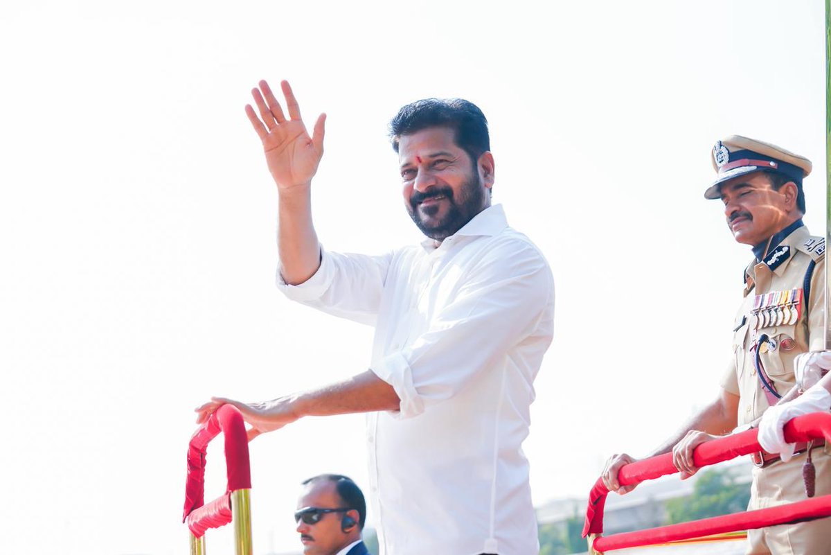 revanth_anumula's tweet photo. రాష్ట్ర ఆవిర్భావ దినోత్సవం సందర్భంగా సికింద్రాబాద్ పెరేడ్ గ్రౌండ్ లో జాతీయ జెండాను ఆవిష్కరించి, వేడుకల్లో పాల్గొన్నాను.

#TelanganaFormationDay
#JaiTelangana
#TelanganaProgress
#PeopleFirstGovernance
#PrajaPalana https://t.co/4y1CvUfy1K