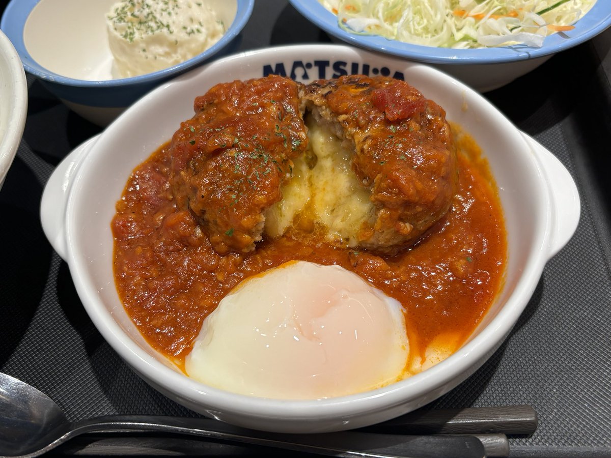 orangeseed7's tweet photo. 本日は松屋の阪西店にて、
濃厚チーズINうまトマハンバーグ定食🍅
ハンバーグを割ってみると
チーズが溢れてきます🧀
トマトソースをたっぷり絡めると
甘酸っぱくてクリーミー🍲
とっても美味しいですね😋
#ウーバー　#西宮　#大阪　#すまんな https://t.co/7euHhdWdjq