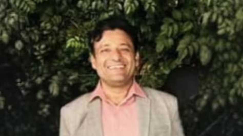aajtak's tweet photo. 'घर आकर कहते थे, मर जाओ'! पत्नी और ससुराल वालों से तंग इंजीनियर ने ट्रेन के आगे कूदकर दी जान

अलवर में एक इंजीनियर की मौत ने कई सवाल खड़े कर दिए हैं. रेलवे ट्रैक पर वंदे भारत ट्रेन के सामने कूदकर जान देने की घटना के बाद परिजनों ने पत्नी और उसके मायके पक्ष पर गंभीर आरोप लगाए हैं. मामले में पुलिस ने शिकायत के आधार पर जांच शुरू कर दी है और सभी पहलुओं की पड़ताल की जा रही है.

पूरी ख़बर- https://t.co/DS4mdnA6nz

#Alwar #EngineerSuicide #RajasthanNews #FamilyDispute #PoliceInvestigation