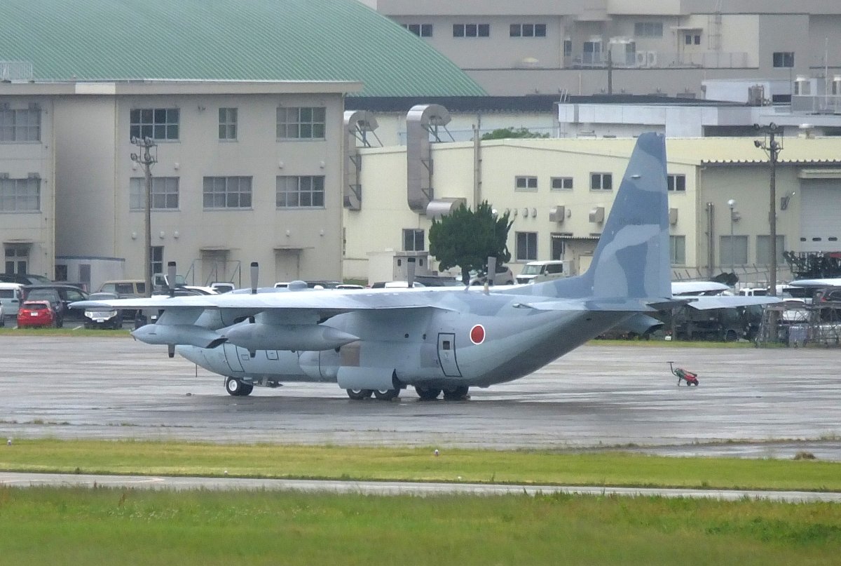 N682G's tweet photo. ３機目のC-2ブルーグレー系迷彩になったKC-130H（95-1081）
川崎重工から戻った後、奥の方にいたが、手前のエプロンに出て来た。まだ部隊マークは入っていない。 https://t.co/uXPtcZaeRb