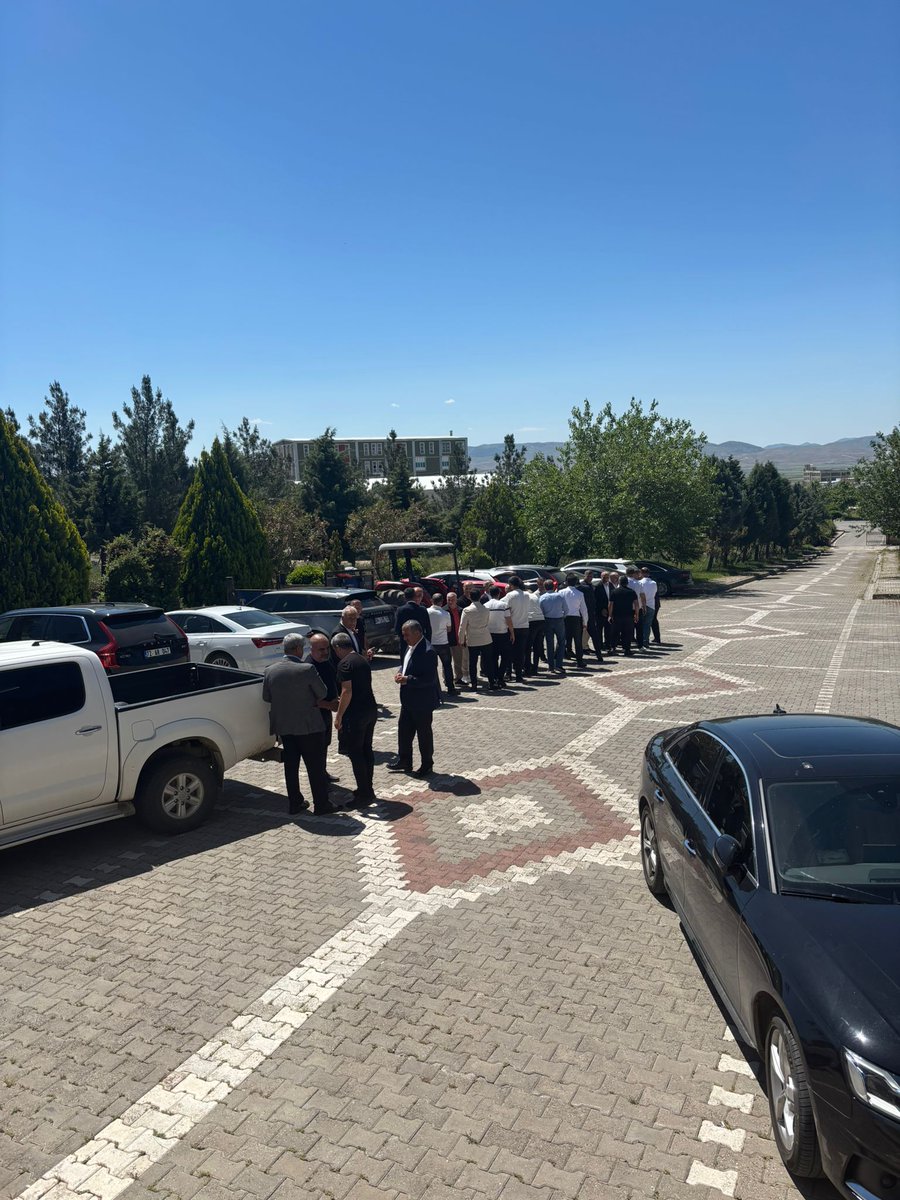 batmanosb's tweet photo. Batman OSB'de faaliyet gösteren sanayiciler ile OSB Yönetim Kurulu, Bölge Müdürlüğü toplantı salonunda düzenlenen bayramlaşma programında bir araya geldi. Programda, sanayiciler ve yönetim kurulu üyeleri bayramın getirdiği birlik, beraberlik ve dayanışma duygularını paylaştı. https://t.co/N2ab6l5oGW