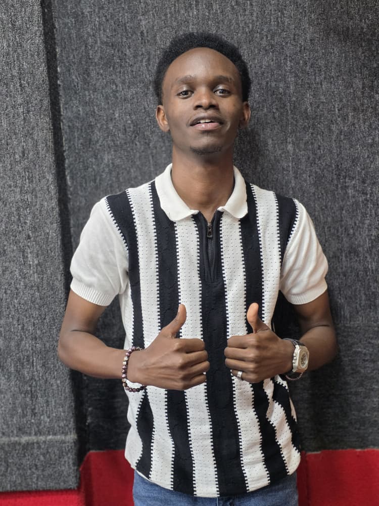 DembeFm's tweet photo. Saba akayimba akasinga okukunyumira onyumirwe vibes ne @kim_morgan_sr

#Cheza 

Listen live ; https://t.co/8J0bmTBiFa https://t.co/tgTUDyHv8S