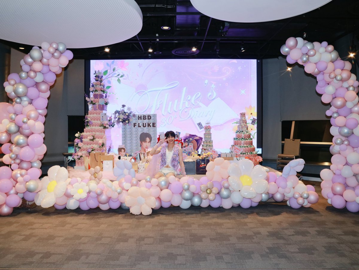 Fluke_Official's tweet photo. อบอุ่น และเต็มไปด้วยรอยยิ้ม “ฟลุ้ค ณธัช” ฉลองวันเกิดครบ 30 ปี ในงาน “FLUKE’s 30s Diary | Fluke 30th Birthday Party” ร่วมเปิดสมุดไดอารี่ไปพร้อมกับแฟนคลับ

เต็มไปด้วยความรัก ความอบอุ่น และรอยยิ้มตลอดทั้งงาน สำหรับงานฉลองวันเกิดครบรอบ 30 ปีของ “ฟลุ้ค ณธัช ศิริพงษ์ธร” ที่จัดขึ้นเมื่อวันอาทิตย์ ที่ 31 พฤษภาคม ที่ E88 BANGKOK ภายใต้ธีมสุดพิเศษ “FLUKE’s 30s Diary” ชวนแฟนคลับมาร่วมเปิดหน้าไดอารี่ของชีวิต และสร้างความทรงจำดีๆ ร่วมกันอย่างใกล้ชิด

โดยตลอดทั้งงานมีกิจกรรมหลากหลายที่เปิดโอกาสให้แฟนคลับได้ร่วมสนุก และพูดคุยกับเจ้าของวันเกิดอย่างเป็นกันเอง ทั้งเกมบนเวที ช่วงพูดคุยย้อนความทรงจำ และโมเมนต์พิเศษที่สร้างเสียงหัวเราะ และรอยยิ้มให้กับผู้ร่วมงานตลอดทั้งวัน

อีกหนึ่งไฮไลต์สำคัญที่สร้างความประทับใจให้กับแฟนคลับ คือกิจกรรม Fansign ที่ให้ฟลุ้คได้ใช้เวลาพูดคุยกับแฟนคลับแบบตัวต่อตัว คนละประมาณ 2 นาที พร้อมมอบลายเซ็น และชวนพูดคุยกับแฟนคลับอย่างใกล้ชิด ถือเป็นช่วงเวลาที่เปี่ยมไปด้วยความหมายสำหรับทั้งฟลุ้ค และแฟนคลับที่คอยสนับสนุนกันมาอย่างยาวนาน

แต่ความพิเศษยังไม่หมดเพียงเท่านั้น เมื่อรุ่นน้องคนสนิท "ปีเตอร์แพน ทัศน์พล วิวิธวรรธน์" ปรากฏตัวเซอร์ไพรส์กลางงาน มาพร้อมเค้กวันเกิดรวมถึงของขวัญ และยังได้มอบเพลง “30 ยังแจ๋ว” ให้กับฟลุ้ค สร้างเสียงหัวเราะ และรอยยิ้มให้กับทั้งฟลุ้ค และแฟนคลับทั่วทั้งงาน ขณะที่พี่สาวอย่าง "ไข่มุก ศรณ์ศรฏฐ์ วิทยาเรืองสุข" ก็ได้มาร่วมส่งคำอวยพร และมอบของขวัญให้กับน้องชายคนสนิทในวันสำคัญนี้เช่นกัน

หลังจากนั้น ฟลุ้คได้เชิญชวนแฟนคลับร่วมรับประทานอาหาร ก่อนจะปิดท้ายด้วยกิจกรรมเซอร์ไพร์สอย่าง Photo Group ให้ทุกคนได้เก็บภาพความทรงจำร่วมกับเจ้าของวันเกิด

ช่วงท้ายของงาน ฟลุ้คได้กล่าวขอบคุณแฟนคลับที่เดินทางมาร่วมฉลองวันเกิดด้วยกัน พร้อมเผยความรู้สึกซาบซึ้งที่ได้รับความรัก และการสนับสนุนจากทุกคนเสมอมา โดยกล่าวขอบคุณแฟนๆ ที่สละเวลาอันมีค่าเพื่อมาร่วมสร้างความทรงจำในครั้งนี้ รวมถึงขอบคุณสำหรับของขวัญ คำอวยพร และกำลังใจที่มอบให้ในทุกช่องทาง 🩵📖✨🎂

#เจ้าแก้มก้อน
#fluke_natouch
#FLUKE30sDiary
#Fluke30thBirthdayParty 
#30thHBDFlukeNatouch 
#FlukeBDProject2026