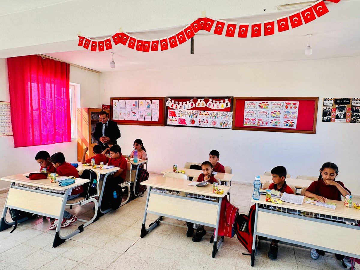 derikmem47's tweet photo. İlçe Milli Eğitim Müdürümüz Cengiz KILIÇ, Kırsal Dede İlkokulunu ziyaret ederek Öğrencilerle biraraya geldi.Öğrencilerin Okuma Seviyelerini kontrol eden Müdürümüz, Anasınıfı öğrencilerinin etkinlik saatine iştirak etti.
@tcmeb 
@DerikKaymakam 
@ali_eyyupkoca 
@mardinilmem 
@yemrebayrakli