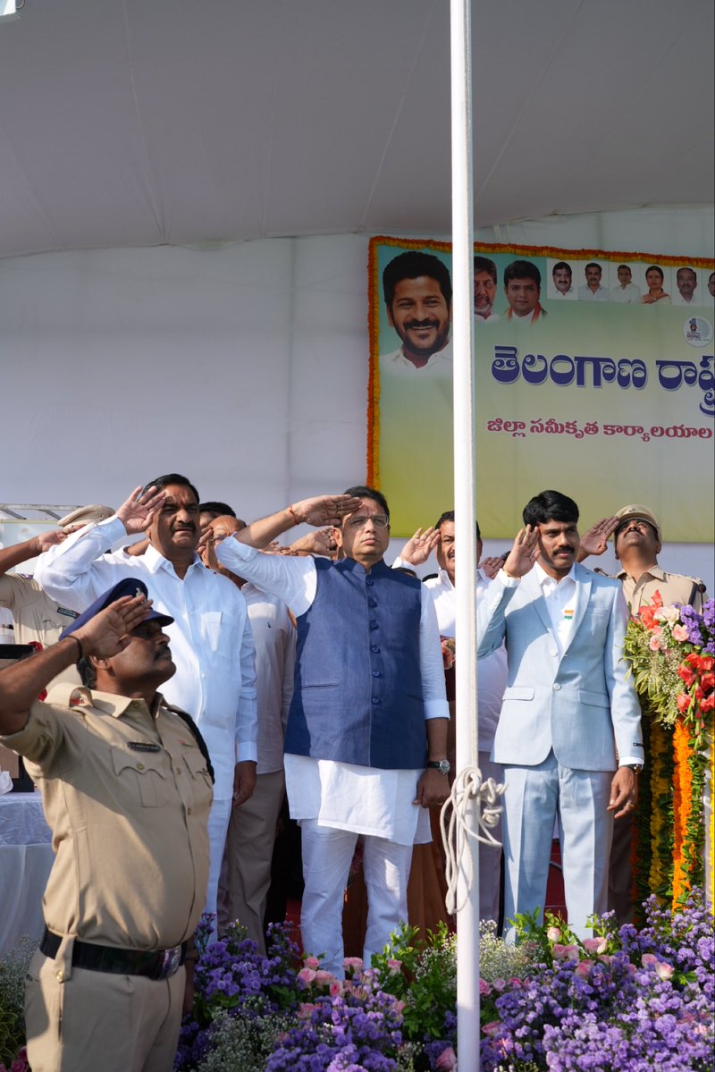 OffDSB's tweet photo. ఎందరో అమరవీరుల త్యాగాల స్ఫూర్తితో... సబ్బండ వర్గాల సుదీర్ఘ పోరాటంతో... ప్రజాస్వామ్యబద్ధంగా సాకారమైన చారిత్రాత్మక విజయం మన తెలంగాణ.

నా తెలంగాణ కోటి రతనాల వీణ... ఈ పోరాటాల గడ్డపై పుట్టిన ప్రతి ఒక్కరికీ రాష్ట్ర అవతరణ దినోత్సవ శుభాకాంక్షలు.

ఈరోజు రాష్ట్ర ప్రభుత్వం తరఫున రంగారెడ్డి జిల్లా కలెక్టరేట్ లో అధికారికంగా నిర్వహించిన రాష్ట్ర అవతరణ దినోత్సవ వేడుకలకు ముఖ్య అతిథిగా హాజరు కావడం ఎంతో గౌరవంగా భావిస్తున్నాను.

అమరవీరుల స్ఫూర్తితో... ఉద్యమ ఆకాంక్షలకు అనుగుణంగా... సబ్బండ వర్గాల అభ్యున్నతే ధ్యేయంగా... భావితరాల కోసం తెలంగాణ సర్వతోముఖాభివృద్ధికి మన ప్రజా ప్రభుత్వం చిత్తశుద్ధితో కృషి చేస్తోంది.